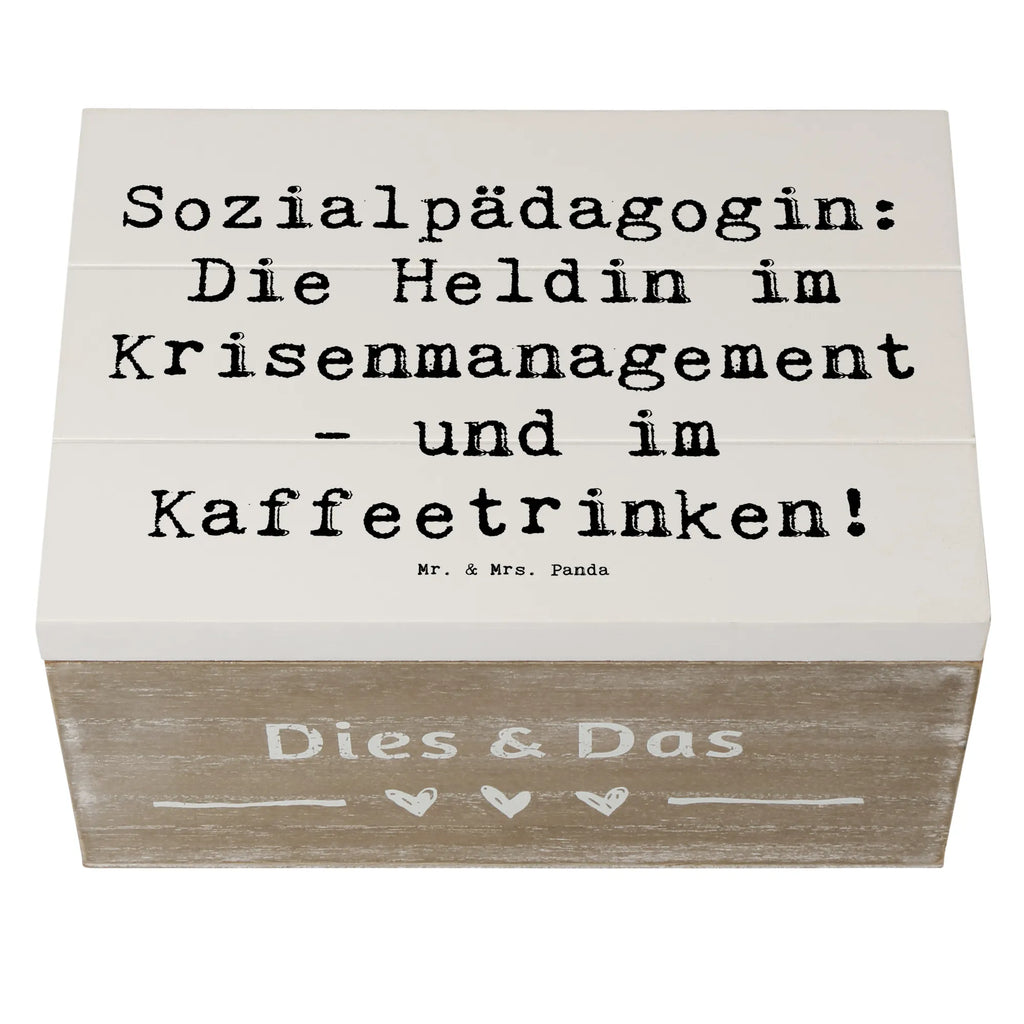 Holzkiste Spruch Sozialpädagogin: Die Heldin im Krisenmanagement - und im Kaffeetrinken! Holzkiste, Kiste, Schatzkiste, Truhe, Schatulle, XXL, Erinnerungsbox, Erinnerungskiste, Dekokiste, Aufbewahrungsbox, Geschenkbox, Geschenkdose, Beruf, Ausbildung, Jubiläum, Abschied, Rente, Kollege, Kollegin, Geschenk, Schenken, Arbeitskollege, Mitarbeiter, Firma, Danke, Dankeschön