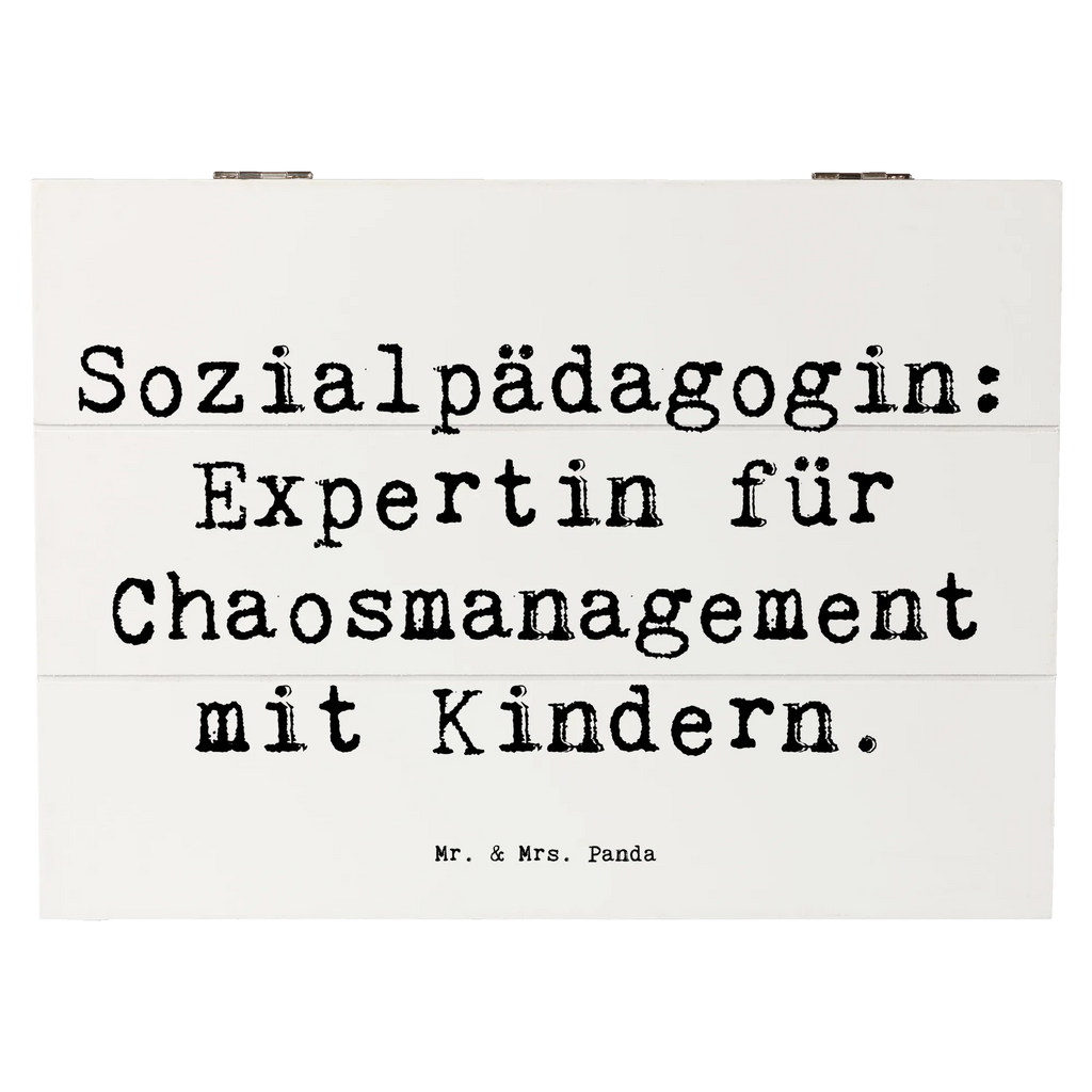 Holzkiste Spruch Sozialpädagogin: Expertin für Chaosmanagement mit Kindern. Holzkiste, Kiste, Schatzkiste, Truhe, Schatulle, XXL, Erinnerungsbox, Erinnerungskiste, Dekokiste, Aufbewahrungsbox, Geschenkbox, Geschenkdose, Beruf, Ausbildung, Jubiläum, Abschied, Rente, Kollege, Kollegin, Geschenk, Schenken, Arbeitskollege, Mitarbeiter, Firma, Danke, Dankeschön