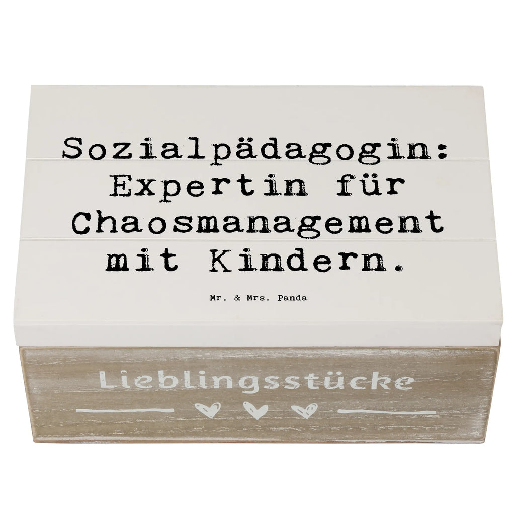 Holzkiste Spruch Sozialpädagogin: Expertin für Chaosmanagement mit Kindern. Holzkiste, Kiste, Schatzkiste, Truhe, Schatulle, XXL, Erinnerungsbox, Erinnerungskiste, Dekokiste, Aufbewahrungsbox, Geschenkbox, Geschenkdose, Beruf, Ausbildung, Jubiläum, Abschied, Rente, Kollege, Kollegin, Geschenk, Schenken, Arbeitskollege, Mitarbeiter, Firma, Danke, Dankeschön