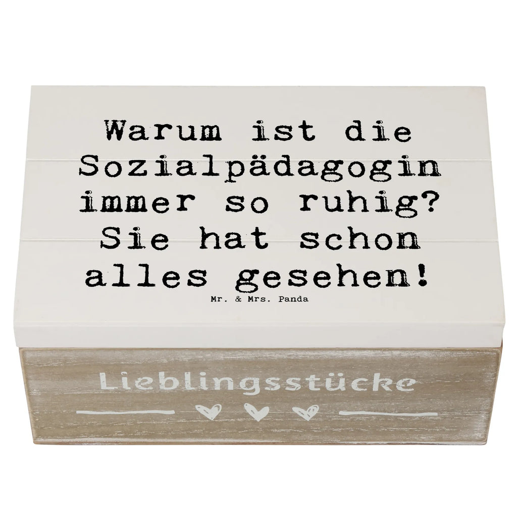 Holzkiste Spruch Warum ist die Sozialpädagogin immer so ruhig? Sie hat schon alles gesehen! Holzkiste, Kiste, Schatzkiste, Truhe, Schatulle, XXL, Erinnerungsbox, Erinnerungskiste, Dekokiste, Aufbewahrungsbox, Geschenkbox, Geschenkdose, Beruf, Ausbildung, Jubiläum, Abschied, Rente, Kollege, Kollegin, Geschenk, Schenken, Arbeitskollege, Mitarbeiter, Firma, Danke, Dankeschön