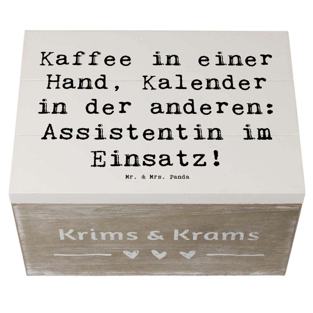 Holzkiste Spruch Kaffee in einer Hand, Kalender in der anderen: Assistentin im Einsatz! Holzkiste, Kiste, Schatzkiste, Truhe, Schatulle, XXL, Erinnerungsbox, Erinnerungskiste, Dekokiste, Aufbewahrungsbox, Geschenkbox, Geschenkdose, Beruf, Ausbildung, Jubiläum, Abschied, Rente, Kollege, Kollegin, Geschenk, Schenken, Arbeitskollege, Mitarbeiter, Firma, Danke, Dankeschön