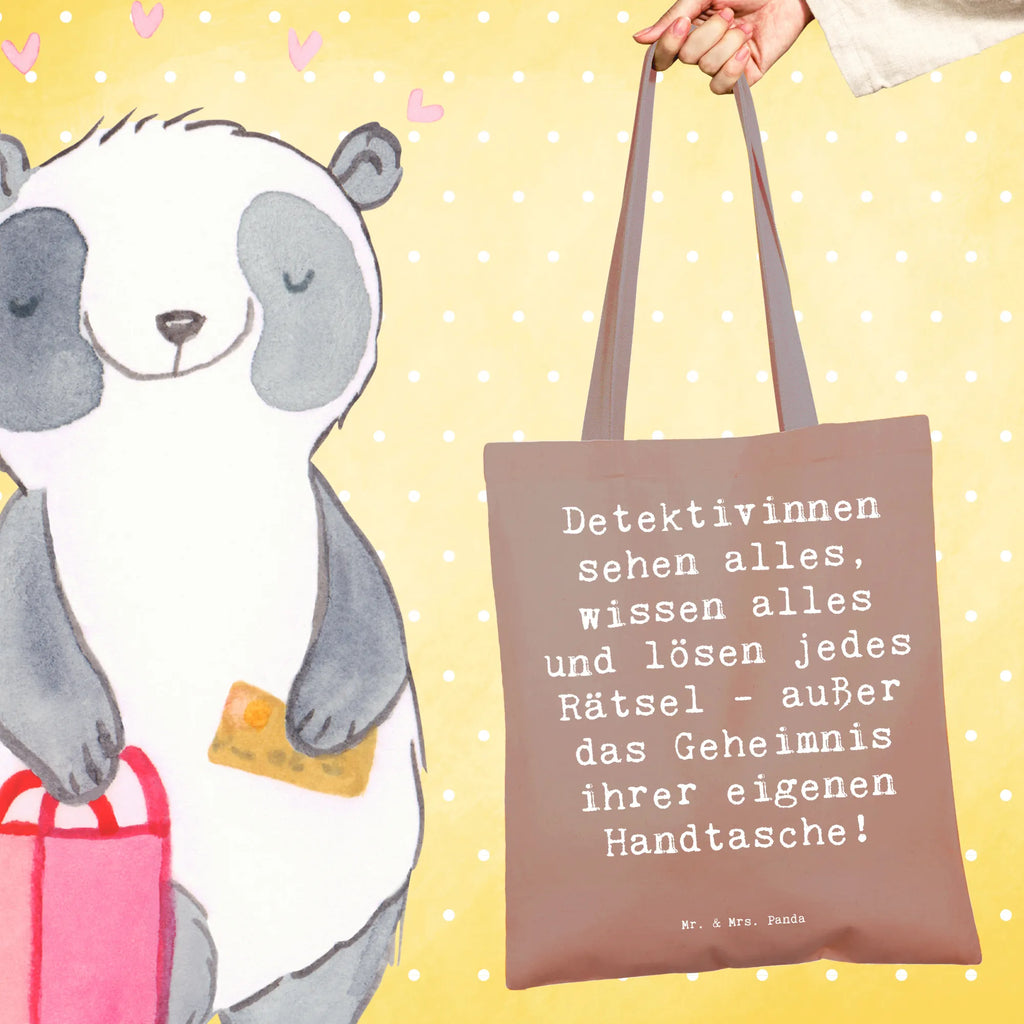 Tragetasche Spruch Detektivinnen sehen alles, wissen alles und lösen jedes Rätsel - außer das Geheimnis ihrer eigenen Handtasche! Beuteltasche, Beutel, Einkaufstasche, Jutebeutel, Stoffbeutel, Tasche, Shopper, Umhängetasche, Strandtasche, Schultertasche, Stofftasche, Tragetasche, Badetasche, Jutetasche, Einkaufstüte, Laptoptasche, Beruf, Ausbildung, Jubiläum, Abschied, Rente, Kollege, Kollegin, Geschenk, Schenken, Arbeitskollege, Mitarbeiter, Firma, Danke, Dankeschön