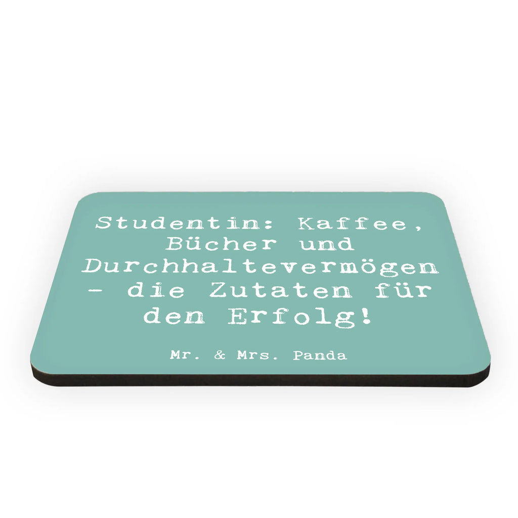 Magnet Spruch Studentin: Kaffee, Bücher und Durchhaltevermögen - die Zutaten für den Erfolg! Kühlschrankmagnet, Pinnwandmagnet, Souvenir Magnet, Motivmagnete, Dekomagnet, Whiteboard Magnet, Notiz Magnet, Kühlschrank Dekoration, Beruf, Ausbildung, Jubiläum, Abschied, Rente, Kollege, Kollegin, Geschenk, Schenken, Arbeitskollege, Mitarbeiter, Firma, Danke, Dankeschön