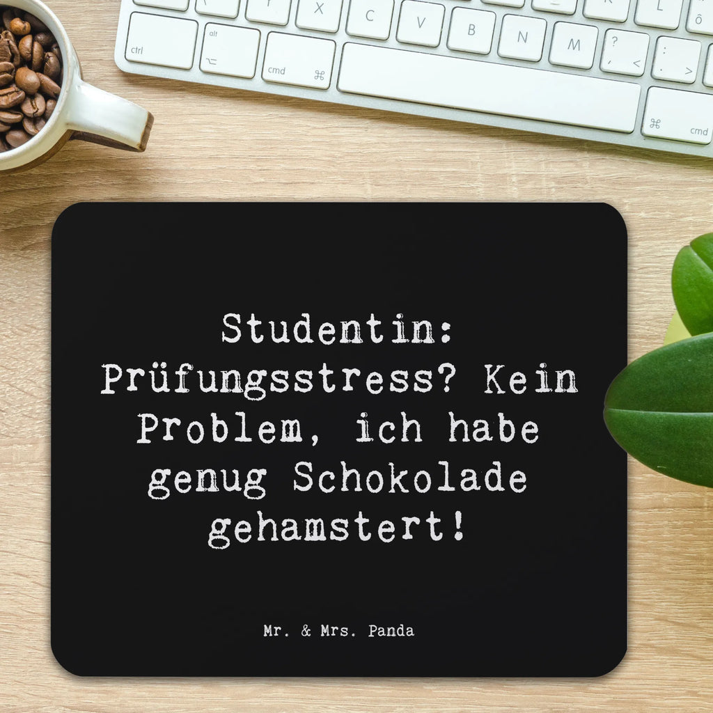 Mauspad Spruch Studentin: Prüfungsstress? Kein Problem, ich habe genug Schokolade gehamstert! Mousepad, Computer zubehör, Büroausstattung, PC Zubehör, Arbeitszimmer, Mauspad, Einzigartiges Mauspad, Designer Mauspad, Mausunterlage, Mauspad Büro, Beruf, Ausbildung, Jubiläum, Abschied, Rente, Kollege, Kollegin, Geschenk, Schenken, Arbeitskollege, Mitarbeiter, Firma, Danke, Dankeschön