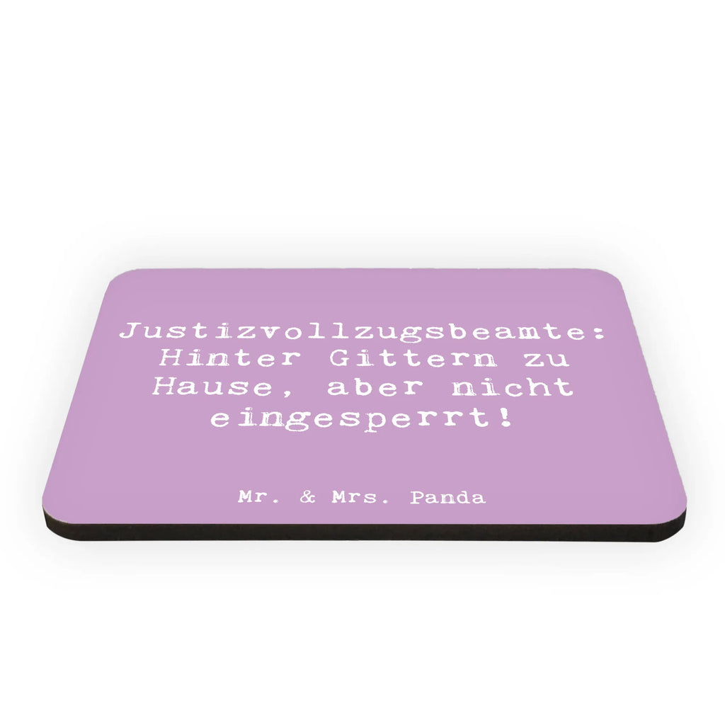 Magnet Spruch Justizvollzugsbeamte: Hinter Gittern zu Hause, aber nicht eingesperrt! Kühlschrankmagnet, Pinnwandmagnet, Souvenir Magnet, Motivmagnete, Dekomagnet, Whiteboard Magnet, Notiz Magnet, Kühlschrank Dekoration, Beruf, Ausbildung, Jubiläum, Abschied, Rente, Kollege, Kollegin, Geschenk, Schenken, Arbeitskollege, Mitarbeiter, Firma, Danke, Dankeschön