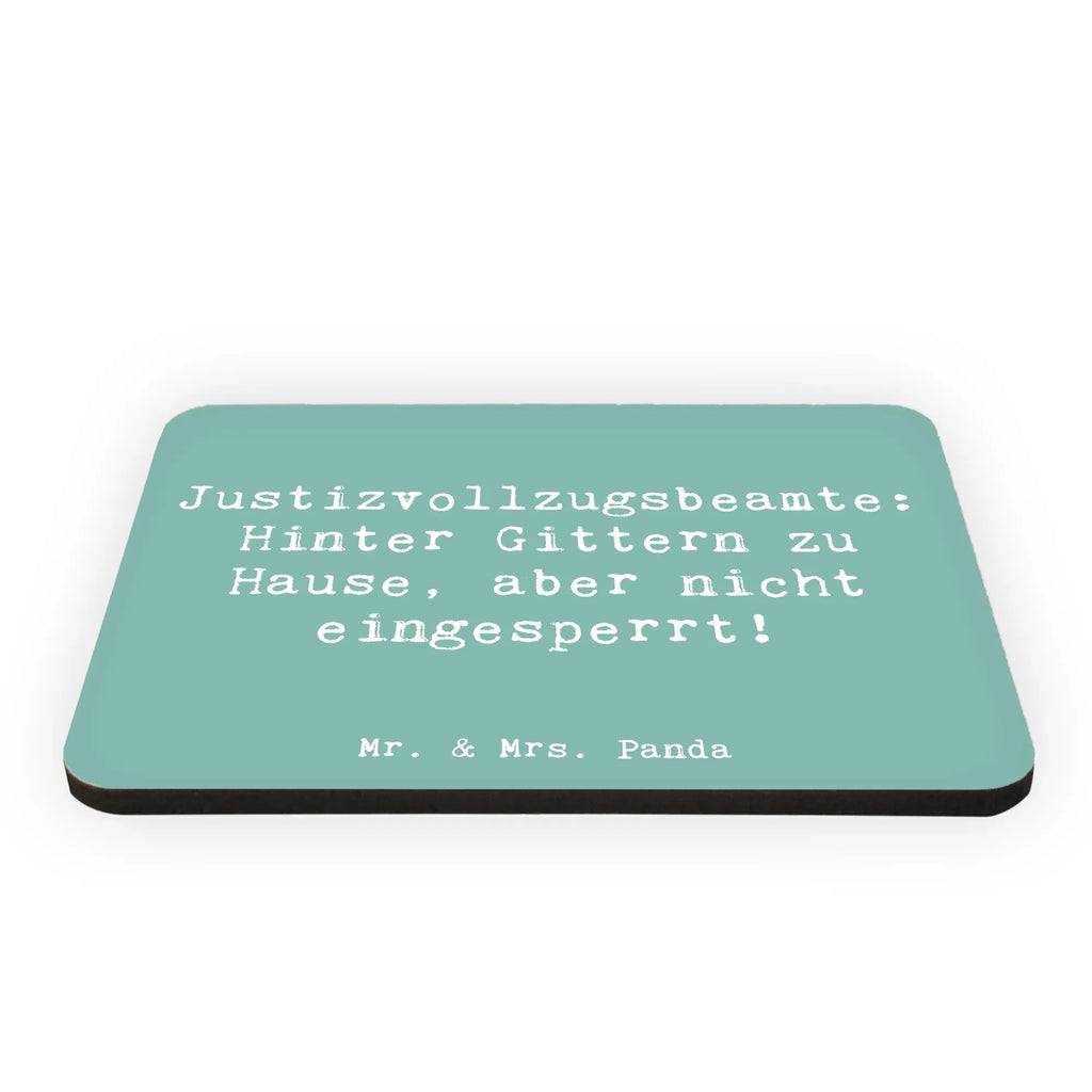 Magnet Spruch Justizvollzugsbeamte: Hinter Gittern zu Hause, aber nicht eingesperrt! Kühlschrankmagnet, Pinnwandmagnet, Souvenir Magnet, Motivmagnete, Dekomagnet, Whiteboard Magnet, Notiz Magnet, Kühlschrank Dekoration, Beruf, Ausbildung, Jubiläum, Abschied, Rente, Kollege, Kollegin, Geschenk, Schenken, Arbeitskollege, Mitarbeiter, Firma, Danke, Dankeschön