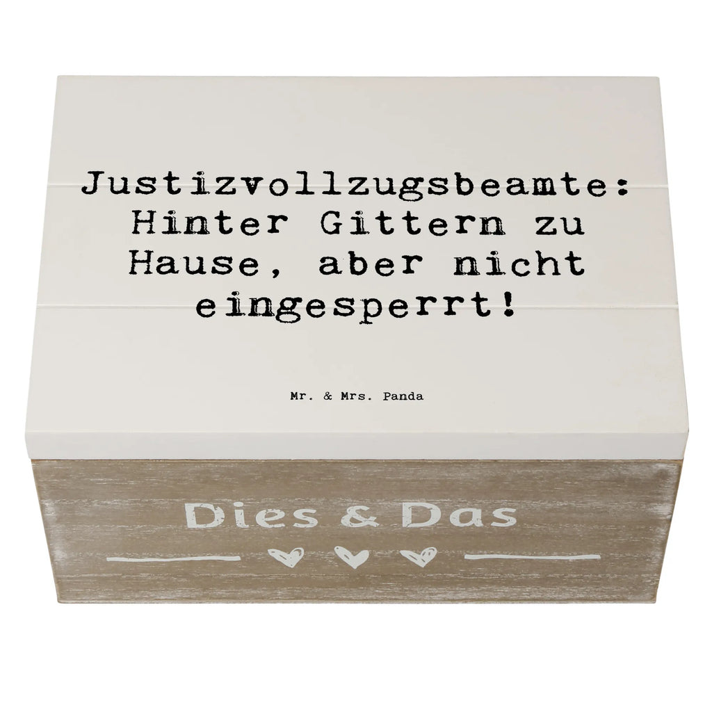 Holzkiste Spruch Justizvollzugsbeamte: Hinter Gittern zu Hause, aber nicht eingesperrt! Holzkiste, Kiste, Schatzkiste, Truhe, Schatulle, XXL, Erinnerungsbox, Erinnerungskiste, Dekokiste, Aufbewahrungsbox, Geschenkbox, Geschenkdose, Beruf, Ausbildung, Jubiläum, Abschied, Rente, Kollege, Kollegin, Geschenk, Schenken, Arbeitskollege, Mitarbeiter, Firma, Danke, Dankeschön