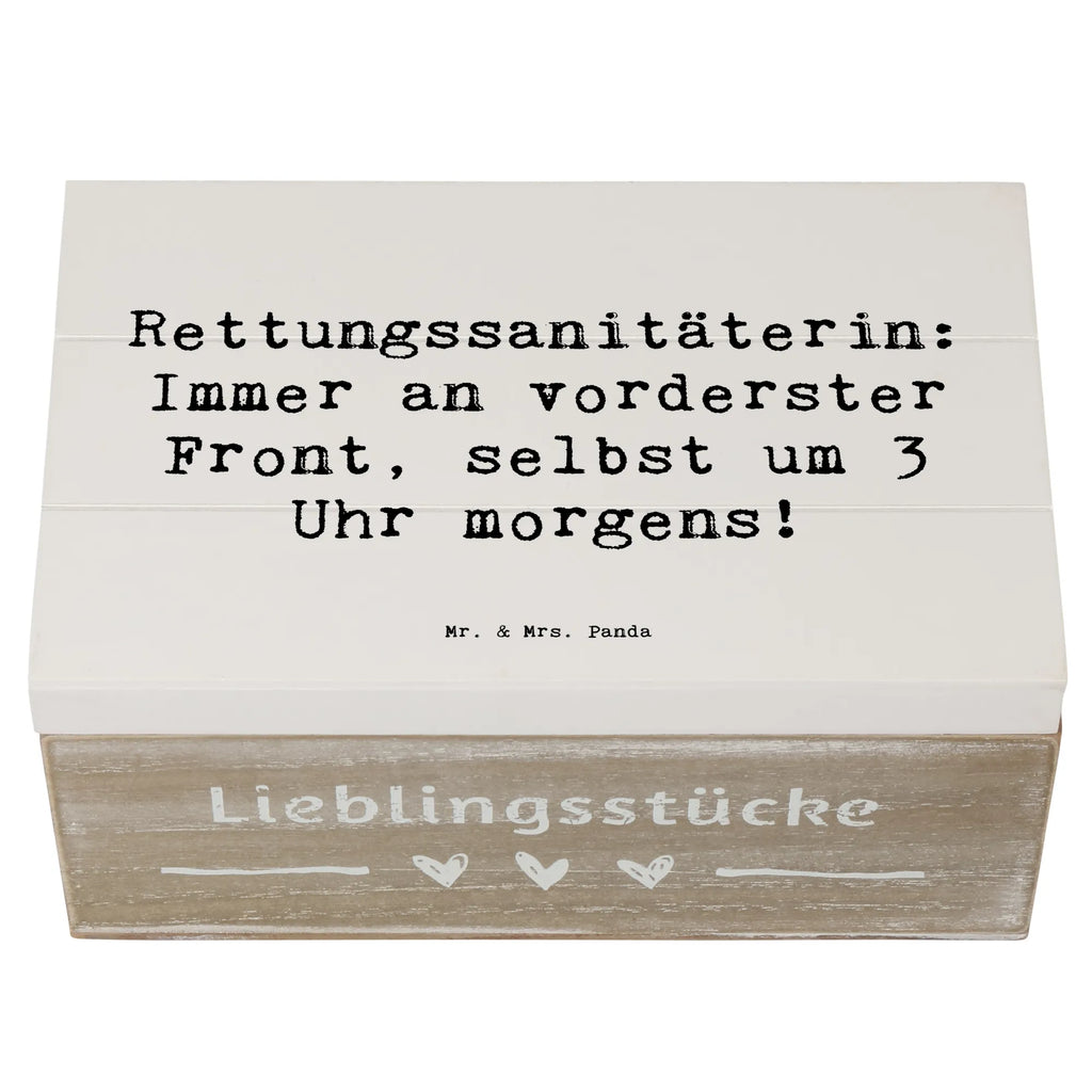 Holzkiste Spruch Rettungssanitäterin: Immer an vorderster Front, selbst um 3 Uhr morgens! Holzkiste, Kiste, Schatzkiste, Truhe, Schatulle, XXL, Erinnerungsbox, Erinnerungskiste, Dekokiste, Aufbewahrungsbox, Geschenkbox, Geschenkdose, Beruf, Ausbildung, Jubiläum, Abschied, Rente, Kollege, Kollegin, Geschenk, Schenken, Arbeitskollege, Mitarbeiter, Firma, Danke, Dankeschön