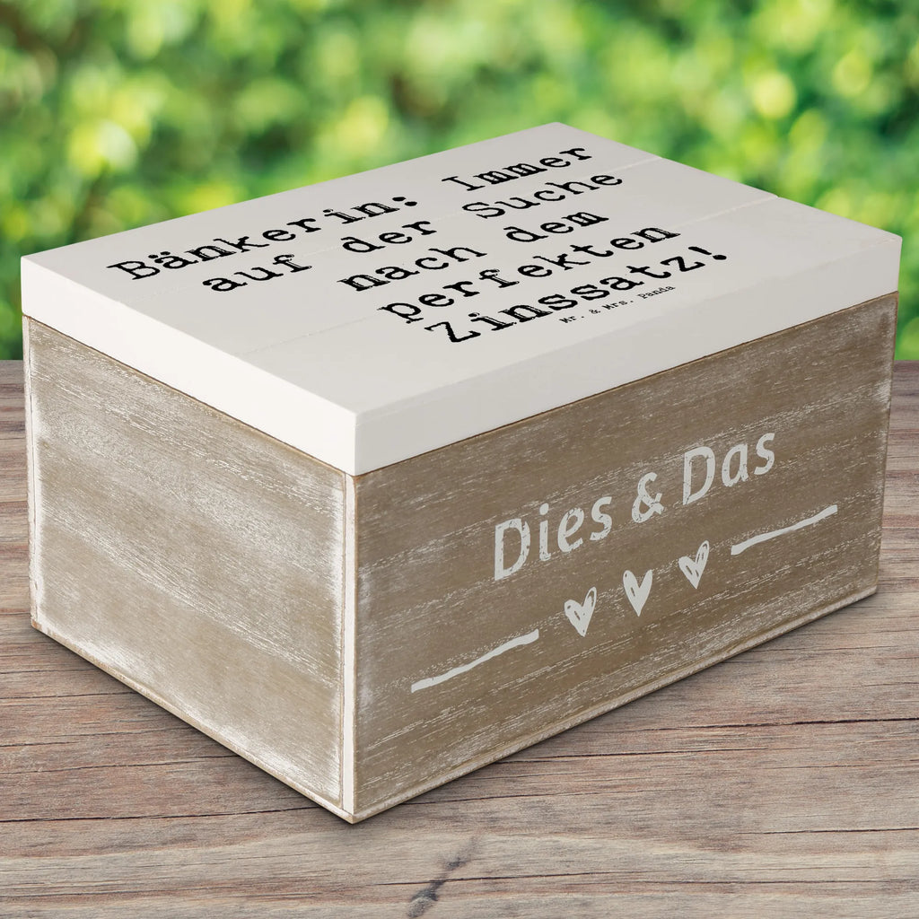 Holzkiste Spruch Bänkerin Zinssatz Holzkiste, Kiste, Schatzkiste, Truhe, Schatulle, XXL, Erinnerungsbox, Erinnerungskiste, Dekokiste, Aufbewahrungsbox, Geschenkbox, Geschenkdose, Beruf, Ausbildung, Jubiläum, Abschied, Rente, Kollege, Kollegin, Geschenk, Schenken, Arbeitskollege, Mitarbeiter, Firma, Danke, Dankeschön