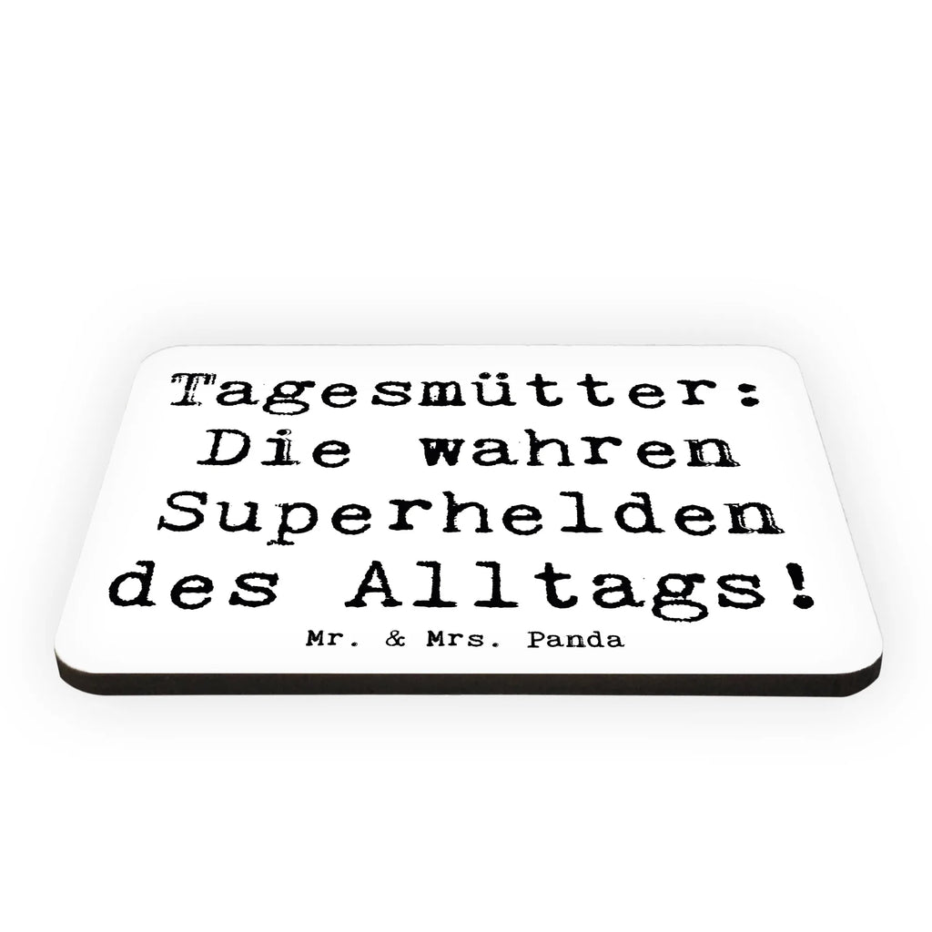 Magnet Spruch Tagesmutter Superheld Kühlschrankmagnet, Pinnwandmagnet, Souvenir Magnet, Motivmagnete, Dekomagnet, Whiteboard Magnet, Notiz Magnet, Kühlschrank Dekoration, Beruf, Ausbildung, Jubiläum, Abschied, Rente, Kollege, Kollegin, Geschenk, Schenken, Arbeitskollege, Mitarbeiter, Firma, Danke, Dankeschön