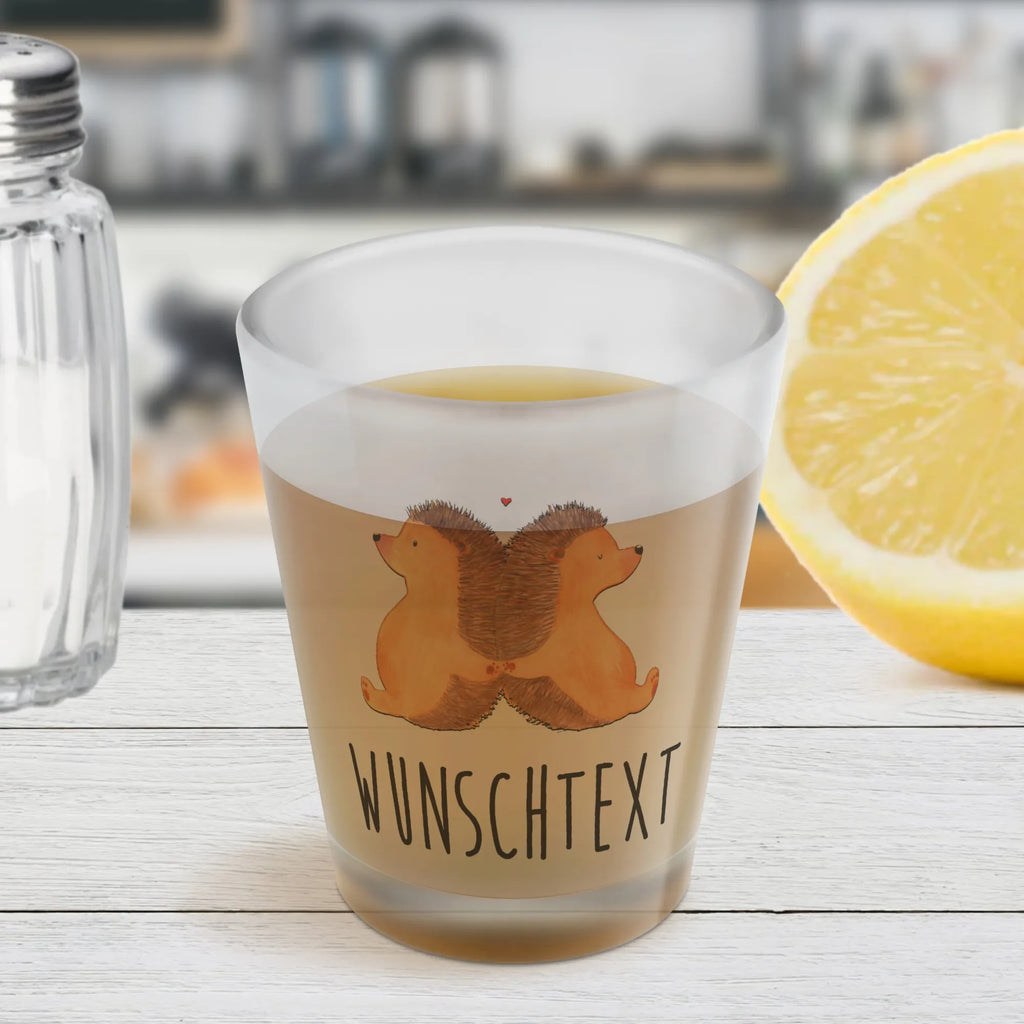 Personalisiertes Schnapsglas Igel händchenhaltend Personalisiertes Schnapsglas, Schnapsglas mit Namen, Schnapsgläser personalisiert, personalisierte Schnapsgläser, Schnapsglas personalisieren, Schnapsglas Hochzeit, Schnapsglas mit Name, Schnapsglas Geschenk, Shot Gläser personalisieren, personalisierte Pinnchen, Schnapsglas zum Umhängen mit Namen, Liebe, Partner, Freund, Freundin, Ehemann, Ehefrau, Heiraten, Verlobung, Heiratsantrag, Liebesgeschenk, Jahrestag, Hocheitstag, Igel, Igelliebe, Hand in Hand, Liebesbeweis, große Liebe, Liebesbotschaft, Hochzeit, Lieblingsmensch, Gemeinsamkeit, Love, Geschenk für zwei