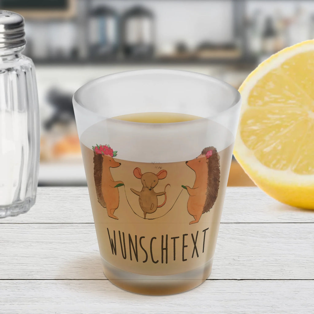 Personalisiertes Schnapsglas Igel Seilhüpfen Personalisiertes Schnapsglas, Schnapsglas mit Namen, Schnapsgläser personalisiert, personalisierte Schnapsgläser, Schnapsglas personalisieren, Schnapsglas Hochzeit, Schnapsglas mit Name, Schnapsglas Geschenk, Shot Gläser personalisieren, personalisierte Pinnchen, Schnapsglas zum Umhängen mit Namen, Tiermotive, Gute Laune, lustige Sprüche, Tiere, Igel, Maus, Seilspringen, Seilhüpfen, Kinder, Kindergarten