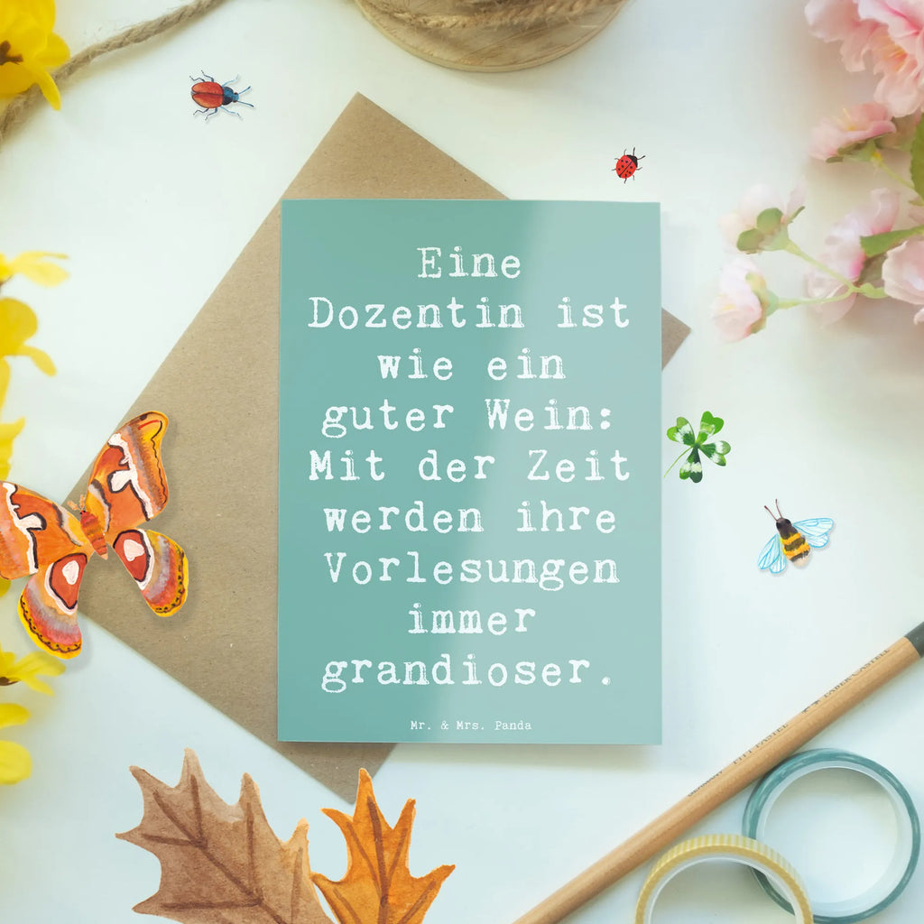 Grußkarte Spruch Eine Dozentin ist wie ein guter Wein: Mit der Zeit werden ihre Vorlesungen immer grandioser. Grußkarte, Klappkarte, Einladungskarte, Glückwunschkarte, Hochzeitskarte, Geburtstagskarte, Karte, Ansichtskarten, Beruf, Ausbildung, Jubiläum, Abschied, Rente, Kollege, Kollegin, Geschenk, Schenken, Arbeitskollege, Mitarbeiter, Firma, Danke, Dankeschön