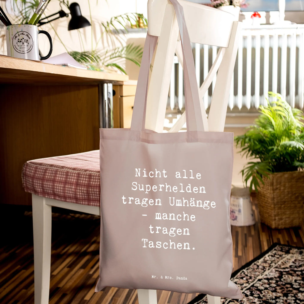 Tragetasche Spruch Nicht alle Superhelden tragen Umhänge - manche tragen Taschen. Beuteltasche, Beutel, Einkaufstasche, Jutebeutel, Stoffbeutel, Tasche, Shopper, Umhängetasche, Strandtasche, Schultertasche, Stofftasche, Tragetasche, Badetasche, Jutetasche, Einkaufstüte, Laptoptasche