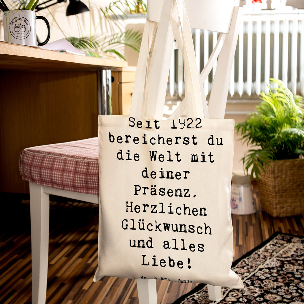 Tragetasche Spruch Seit 1922 bereicherst du die Welt mit deiner Präsenz. Herzlichen Glückwunsch und alles Liebe! Beuteltasche, Beutel, Einkaufstasche, Jutebeutel, Stoffbeutel, Tasche, Shopper, Umhängetasche, Strandtasche, Schultertasche, Stofftasche, Tragetasche, Badetasche, Jutetasche, Einkaufstüte, Laptoptasche, Geburtstag, Geburtstagsgeschenk, Geschenk