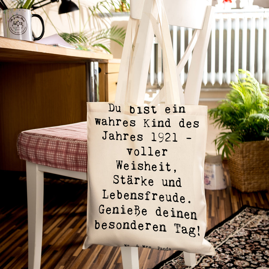 Tragetasche Spruch Du bist ein wahres Kind des Jahres 1921 - voller Weisheit, Stärke und Lebensfreude. Genieße deinen besonderen Tag! Beuteltasche, Beutel, Einkaufstasche, Jutebeutel, Stoffbeutel, Tasche, Shopper, Umhängetasche, Strandtasche, Schultertasche, Stofftasche, Tragetasche, Badetasche, Jutetasche, Einkaufstüte, Laptoptasche, Geburtstag, Geburtstagsgeschenk, Geschenk