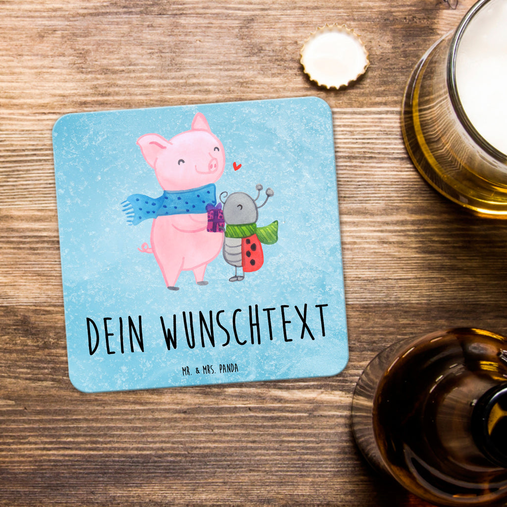 Personalisiertes Untersetzer Set Glühschwein Smörle Personalisierte Untersetzer, Winter, Weihnachten, Weihnachtsdeko, Nikolaus, Advent, Heiligabend, Wintermotiv, Handgezeichnetes Glühschwein, Kreatives Glühschwein Design, Winterlicher Glühwein Spruch, Glühwein Liebhaber Geschenk, Herzliches Marienkäfer Motiv, Marienkäfer in Winterkleidung, Glühwein ist köstlich Spruch, Smörle der stolze Marienkäfer, Süßer Marienkäfer gibt Geschenk, Romantische Geschenkidee Glühwein