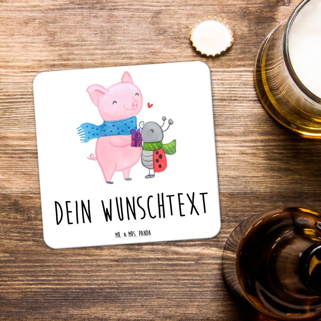 Personalisiertes Untersetzer Set Glühschwein Smörle Personalisierte Untersetzer, Winter, Weihnachten, Weihnachtsdeko, Nikolaus, Advent, Heiligabend, Wintermotiv, Handgezeichnetes Glühschwein, Kreatives Glühschwein Design, Winterlicher Glühwein Spruch, Glühwein Liebhaber Geschenk, Herzliches Marienkäfer Motiv, Marienkäfer in Winterkleidung, Glühwein ist köstlich Spruch, Smörle der stolze Marienkäfer, Süßer Marienkäfer gibt Geschenk, Romantische Geschenkidee Glühwein