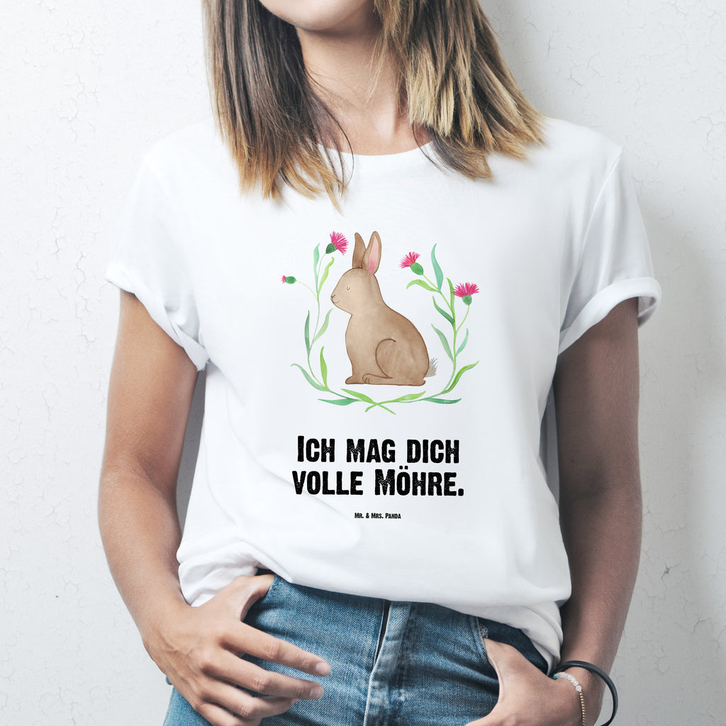 T-Shirt Standard Hase sitzend T-Shirt, Shirt, Tshirt, Lustiges T-Shirt, T-Shirt mit Spruch, Party, Junggesellenabschied, Jubiläum, Geburstag, Herrn, Damen, Männer, Frauen, Schlafshirt, Nachthemd, Sprüche, Ostern, Osterhase, Ostergeschenke, Osternest, Osterdeko, Geschenke zu Ostern, Ostern Geschenk, Ostergeschenke Kinder, Ostern Kinder, Frohe Ostern, Ostergrüße, Osterblume, Liebe, Grüße, Hase, Kaninchen