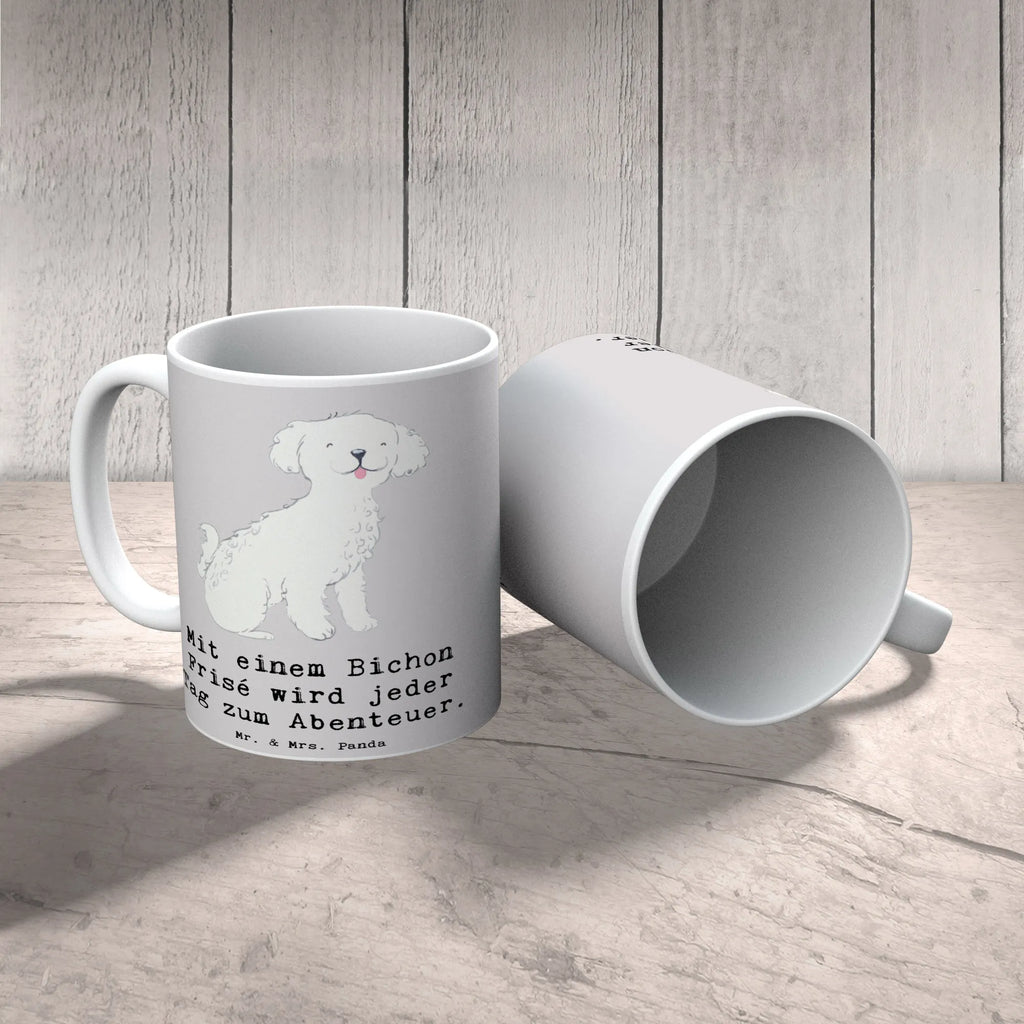 Tasse Mit einem Bichon Frisé wird jeder Tag zum Abenteuer. Tasse, Kaffeetasse, Teetasse, Becher, Kaffeebecher, Teebecher, Keramiktasse, Porzellantasse, Büro Tasse, Geschenk Tasse, Tasse Sprüche, Tasse Motive, Kaffeetassen, Tasse bedrucken, Designer Tasse, Cappuccino Tassen, Schöne Teetassen, Hund, Hunderasse, Rassehund, Hundebesitzer, Geschenk, Tierfreund, Schenken, Welpe