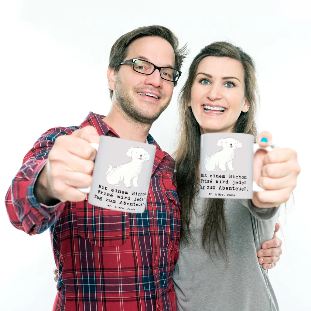 Tasse Mit einem Bichon Frisé wird jeder Tag zum Abenteuer. Tasse, Kaffeetasse, Teetasse, Becher, Kaffeebecher, Teebecher, Keramiktasse, Porzellantasse, Büro Tasse, Geschenk Tasse, Tasse Sprüche, Tasse Motive, Kaffeetassen, Tasse bedrucken, Designer Tasse, Cappuccino Tassen, Schöne Teetassen, Hund, Hunderasse, Rassehund, Hundebesitzer, Geschenk, Tierfreund, Schenken, Welpe