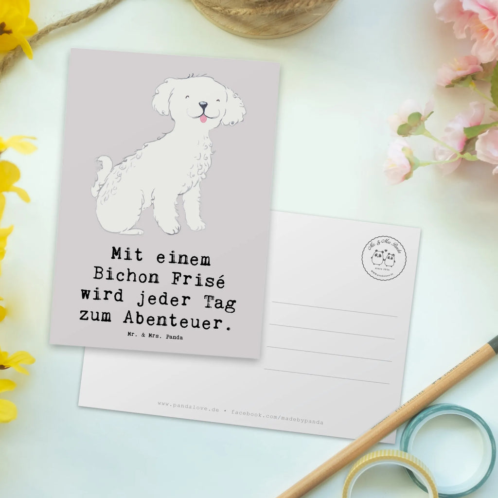 Postkarte Mit einem Bichon Frisé wird jeder Tag zum Abenteuer. Postkarte, Karte, Geschenkkarte, Grußkarte, Einladung, Ansichtskarte, Geburtstagskarte, Einladungskarte, Dankeskarte, Ansichtskarten, Einladung Geburtstag, Einladungskarten Geburtstag, Hund, Hunderasse, Rassehund, Hundebesitzer, Geschenk, Tierfreund, Schenken, Welpe