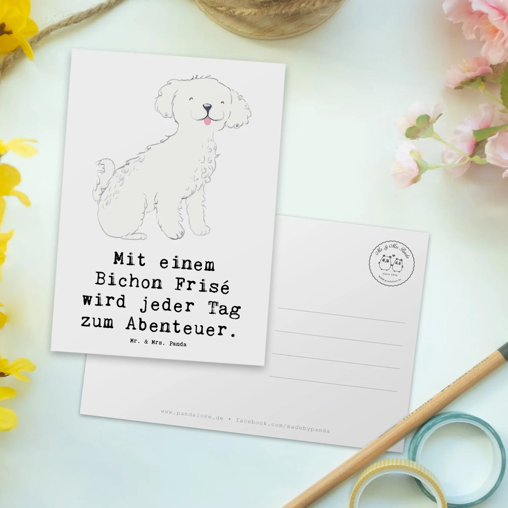 Postkarte Mit einem Bichon Frisé wird jeder Tag zum Abenteuer. Postkarte, Karte, Geschenkkarte, Grußkarte, Einladung, Ansichtskarte, Geburtstagskarte, Einladungskarte, Dankeskarte, Ansichtskarten, Einladung Geburtstag, Einladungskarten Geburtstag, Hund, Hunderasse, Rassehund, Hundebesitzer, Geschenk, Tierfreund, Schenken, Welpe