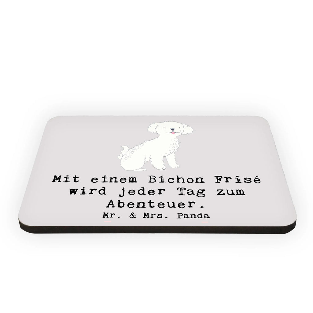 Magnet Mit einem Bichon Frisé wird jeder Tag zum Abenteuer. Kühlschrankmagnet, Pinnwandmagnet, Souvenir Magnet, Motivmagnete, Dekomagnet, Whiteboard Magnet, Notiz Magnet, Kühlschrank Dekoration, Hund, Hunderasse, Rassehund, Hundebesitzer, Geschenk, Tierfreund, Schenken, Welpe