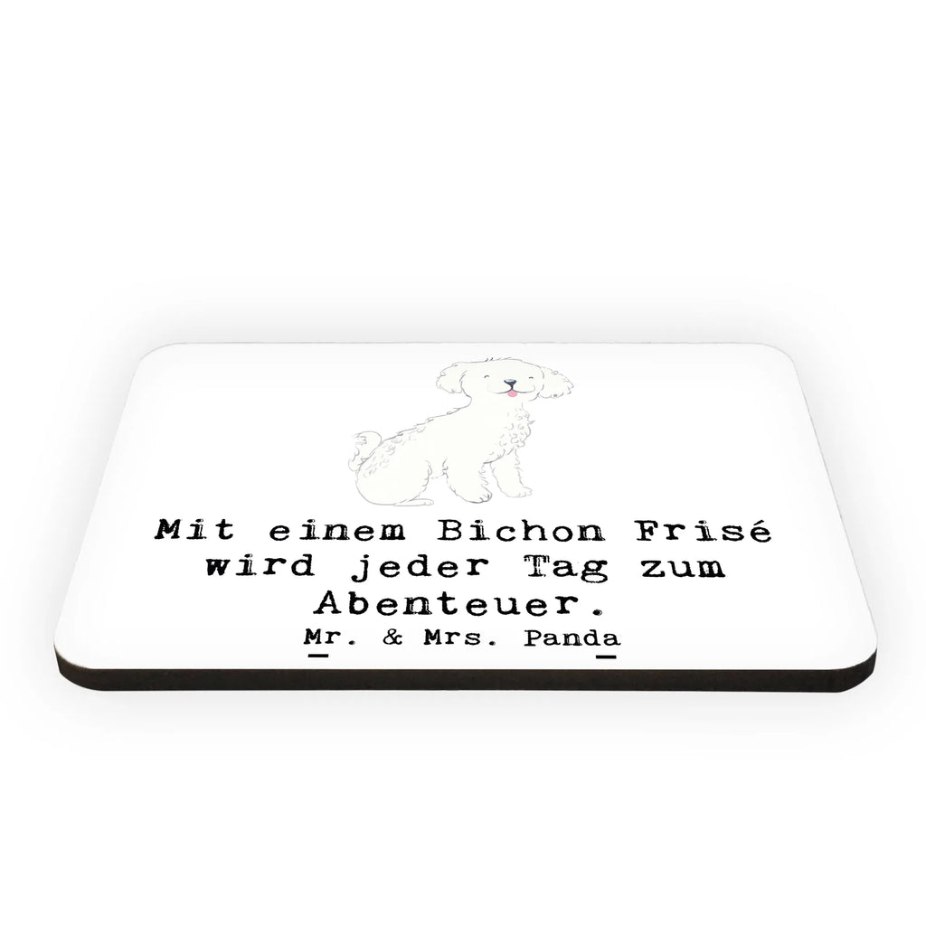 Magnet Mit einem Bichon Frisé wird jeder Tag zum Abenteuer. Kühlschrankmagnet, Pinnwandmagnet, Souvenir Magnet, Motivmagnete, Dekomagnet, Whiteboard Magnet, Notiz Magnet, Kühlschrank Dekoration, Hund, Hunderasse, Rassehund, Hundebesitzer, Geschenk, Tierfreund, Schenken, Welpe