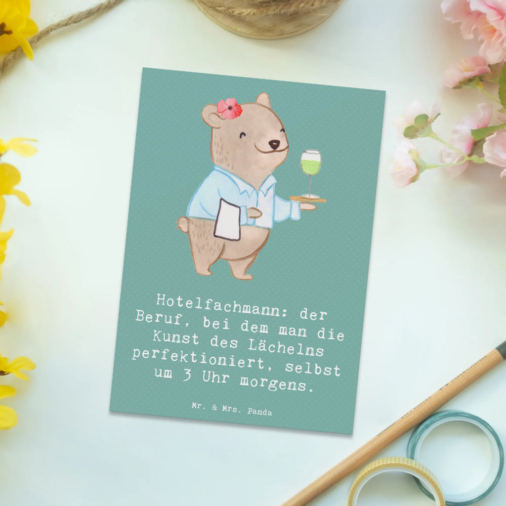 Postkarte Hotelfachmann: der Beruf, bei dem man die Kunst des Lächelns perfektioniert, selbst um 3 Uhr morgens. Postkarte, Karte, Geschenkkarte, Grußkarte, Einladung, Ansichtskarte, Geburtstagskarte, Einladungskarte, Dankeskarte, Ansichtskarten, Einladung Geburtstag, Einladungskarten Geburtstag, Beruf, Ausbildung, Jubiläum, Abschied, Rente, Kollege, Kollegin, Geschenk, Schenken, Arbeitskollege, Mitarbeiter, Firma, Danke, Dankeschön