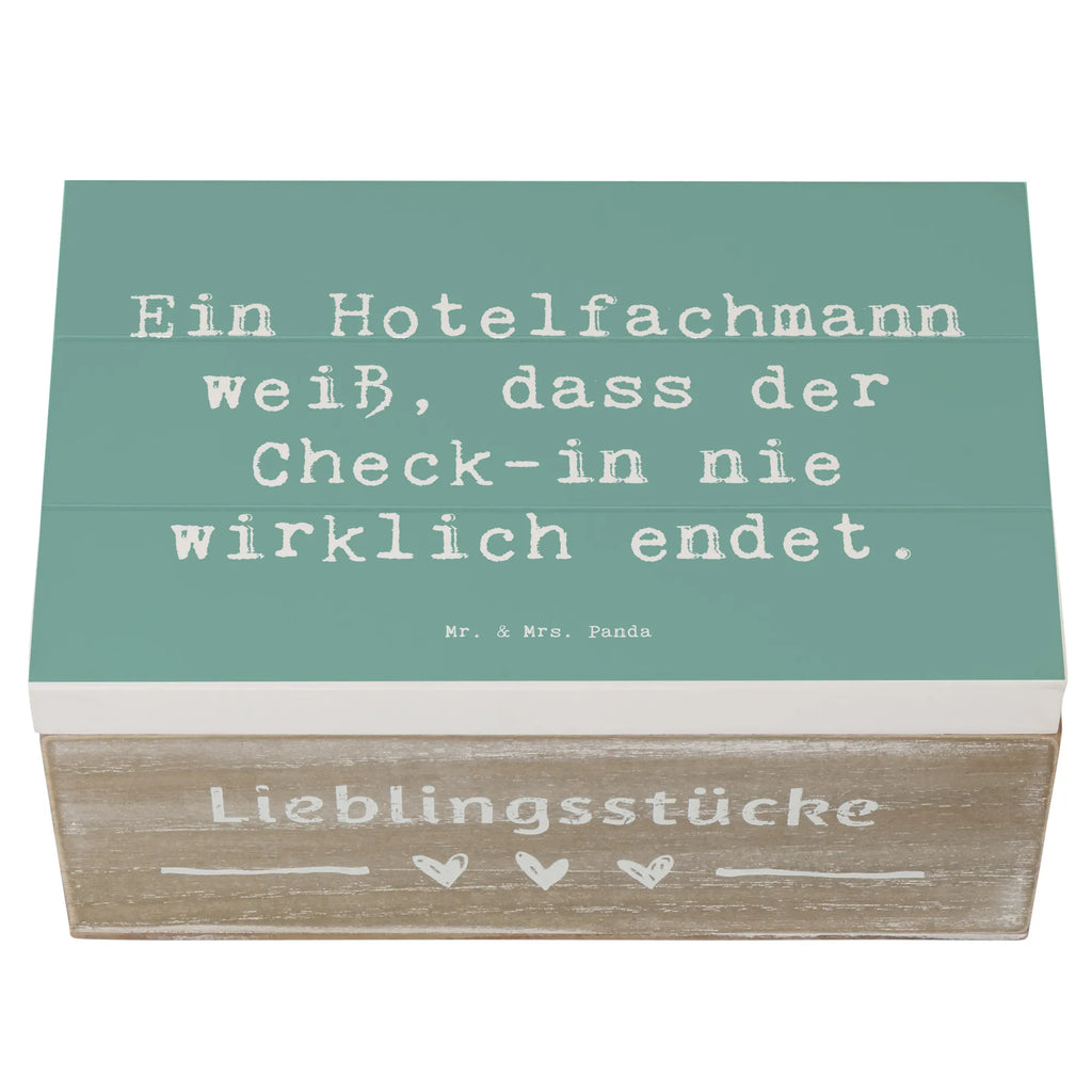 Holzkiste Spruch Ein Hotelfachmann weiß, dass der Check-in nie wirklich endet. Holzkiste, Kiste, Schatzkiste, Truhe, Schatulle, XXL, Erinnerungsbox, Erinnerungskiste, Dekokiste, Aufbewahrungsbox, Geschenkbox, Geschenkdose, Beruf, Ausbildung, Jubiläum, Abschied, Rente, Kollege, Kollegin, Geschenk, Schenken, Arbeitskollege, Mitarbeiter, Firma, Danke, Dankeschön