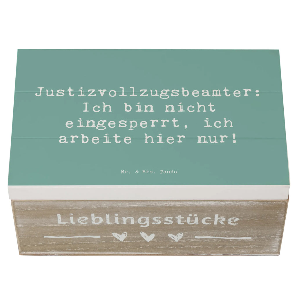 Holzkiste Spruch Justizvollzugsbeamter: Ich bin nicht eingesperrt, ich arbeite hier nur! Holzkiste, Kiste, Schatzkiste, Truhe, Schatulle, XXL, Erinnerungsbox, Erinnerungskiste, Dekokiste, Aufbewahrungsbox, Geschenkbox, Geschenkdose, Beruf, Ausbildung, Jubiläum, Abschied, Rente, Kollege, Kollegin, Geschenk, Schenken, Arbeitskollege, Mitarbeiter, Firma, Danke, Dankeschön