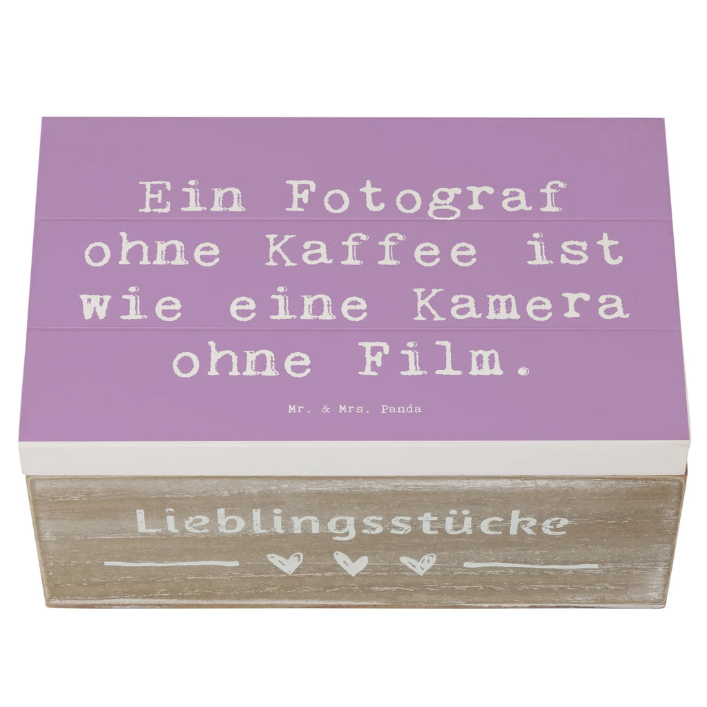 Holzkiste Spruch Ein Fotograf ohne Kaffee ist wie eine Kamera ohne Film. Holzkiste, Kiste, Schatzkiste, Truhe, Schatulle, XXL, Erinnerungsbox, Erinnerungskiste, Dekokiste, Aufbewahrungsbox, Geschenkbox, Geschenkdose, Beruf, Ausbildung, Jubiläum, Abschied, Rente, Kollege, Kollegin, Geschenk, Schenken, Arbeitskollege, Mitarbeiter, Firma, Danke, Dankeschön