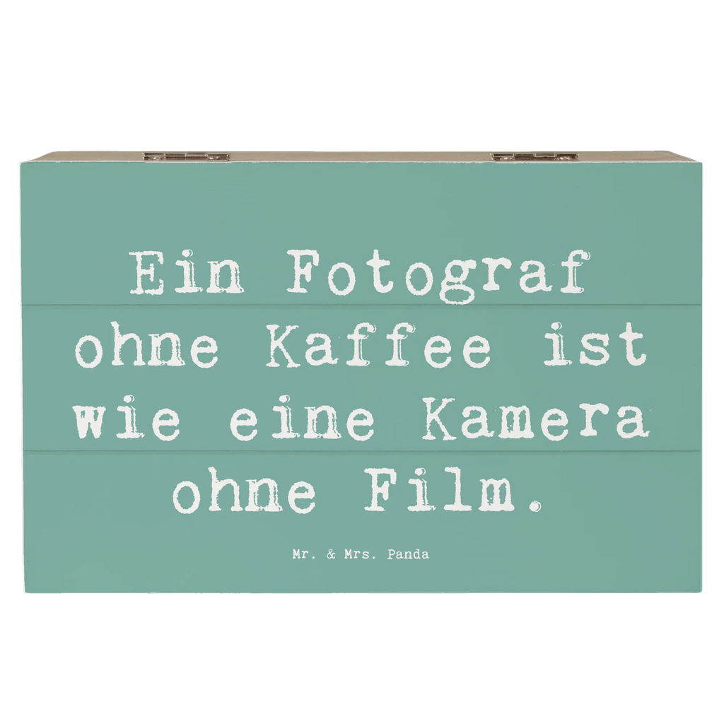 Holzkiste Spruch Ein Fotograf ohne Kaffee ist wie eine Kamera ohne Film. Holzkiste, Kiste, Schatzkiste, Truhe, Schatulle, XXL, Erinnerungsbox, Erinnerungskiste, Dekokiste, Aufbewahrungsbox, Geschenkbox, Geschenkdose, Beruf, Ausbildung, Jubiläum, Abschied, Rente, Kollege, Kollegin, Geschenk, Schenken, Arbeitskollege, Mitarbeiter, Firma, Danke, Dankeschön