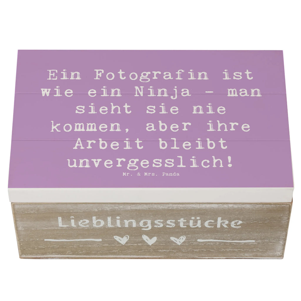 Holzkiste Spruch Ein Fotografin ist wie ein Ninja - man sieht sie nie kommen, aber ihre Arbeit bleibt unvergesslich! Holzkiste, Kiste, Schatzkiste, Truhe, Schatulle, XXL, Erinnerungsbox, Erinnerungskiste, Dekokiste, Aufbewahrungsbox, Geschenkbox, Geschenkdose, Beruf, Ausbildung, Jubiläum, Abschied, Rente, Kollege, Kollegin, Geschenk, Schenken, Arbeitskollege, Mitarbeiter, Firma, Danke, Dankeschön