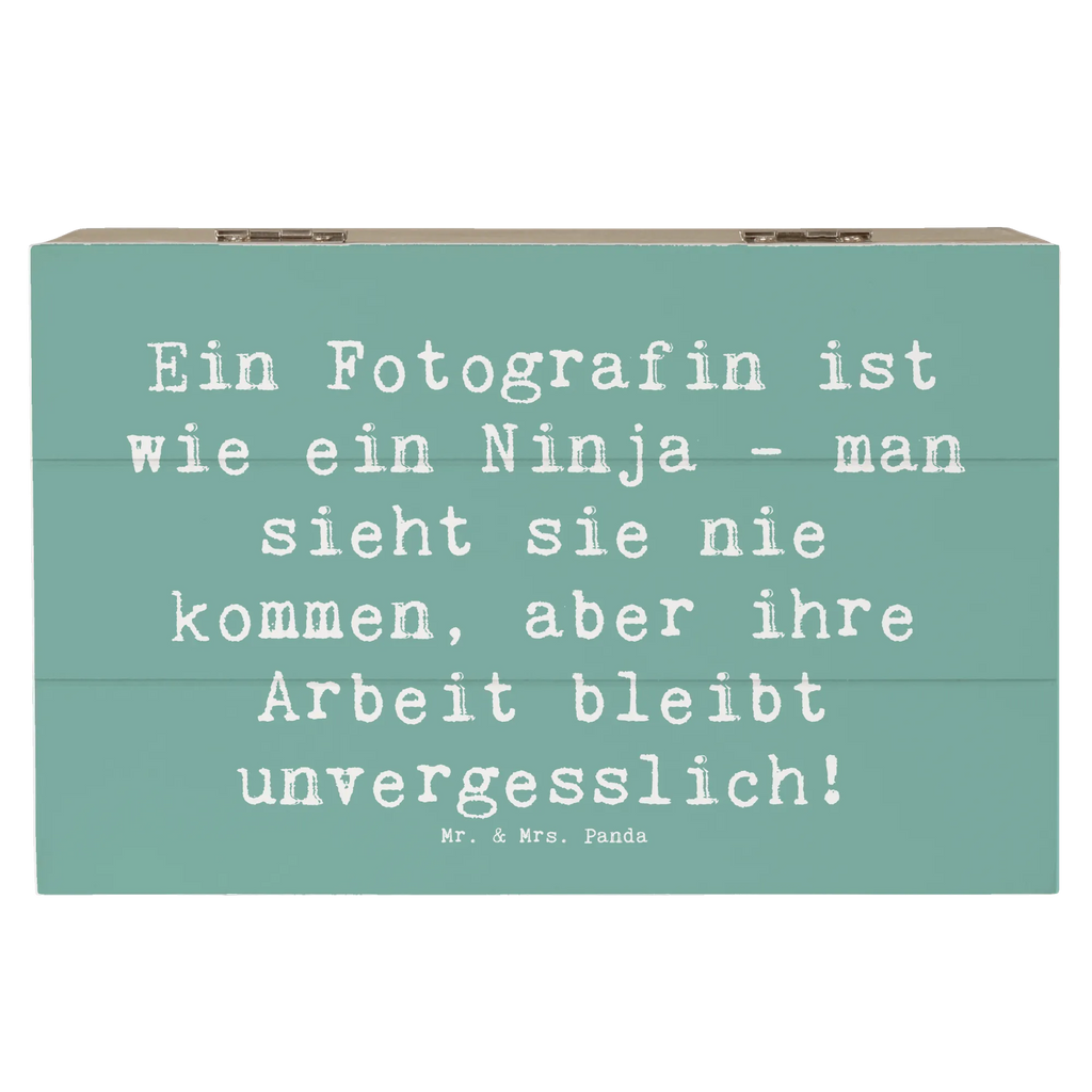 Holzkiste Spruch Ein Fotografin ist wie ein Ninja - man sieht sie nie kommen, aber ihre Arbeit bleibt unvergesslich! Holzkiste, Kiste, Schatzkiste, Truhe, Schatulle, XXL, Erinnerungsbox, Erinnerungskiste, Dekokiste, Aufbewahrungsbox, Geschenkbox, Geschenkdose, Beruf, Ausbildung, Jubiläum, Abschied, Rente, Kollege, Kollegin, Geschenk, Schenken, Arbeitskollege, Mitarbeiter, Firma, Danke, Dankeschön