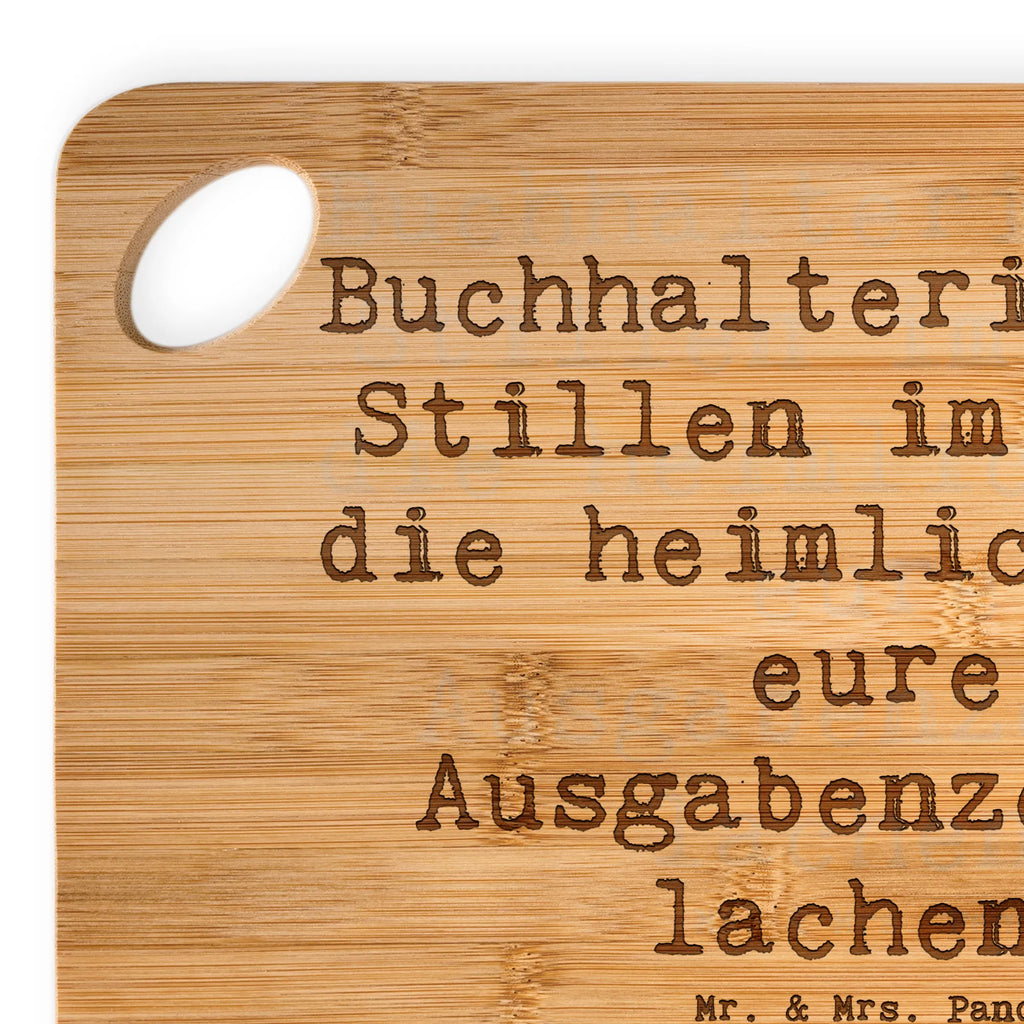 Bambus - Schneidebrett Spruch Buchhalterin: Die Stillen im Büro, die heimlich über eure Ausgabenzettel lachen. Schneidebrett, Holzbrett, Küchenbrett, Frühstücksbrett, Hackbrett, Brett, Holzbrettchen, Servierbrett, Bretter, Holzbretter, Holz Bretter, Schneidebrett Holz, Holzbrett mit Gravur, Schneidbrett, Holzbrett Küche, Holzschneidebrett, Beruf, Ausbildung, Jubiläum, Abschied, Rente, Kollege, Kollegin, Geschenk, Schenken, Arbeitskollege, Mitarbeiter, Firma, Danke, Dankeschön