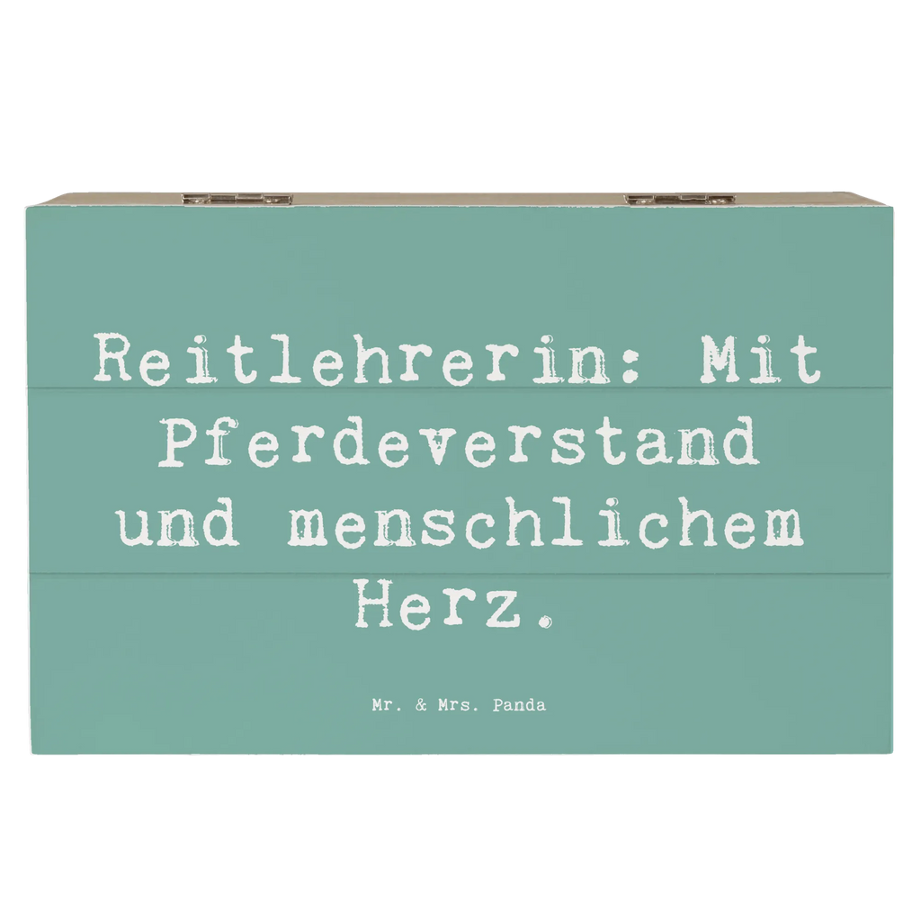 Holzkiste Spruch Reitlehrerin: Mit Pferdeverstand und menschlichem Herz. Holzkiste, Kiste, Schatzkiste, Truhe, Schatulle, XXL, Erinnerungsbox, Erinnerungskiste, Dekokiste, Aufbewahrungsbox, Geschenkbox, Geschenkdose, Beruf, Ausbildung, Jubiläum, Abschied, Rente, Kollege, Kollegin, Geschenk, Schenken, Arbeitskollege, Mitarbeiter, Firma, Danke, Dankeschön