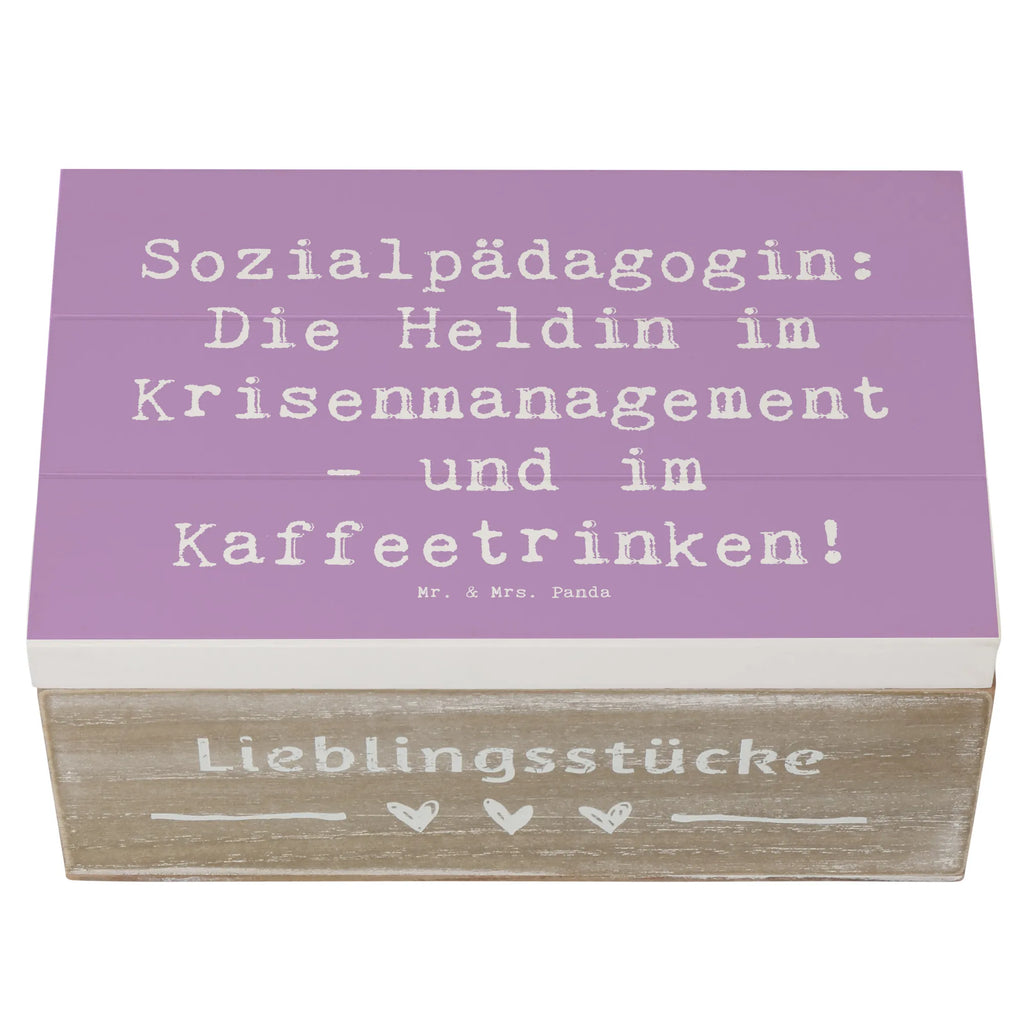 Holzkiste Spruch Sozialpädagogin: Die Heldin im Krisenmanagement - und im Kaffeetrinken! Holzkiste, Kiste, Schatzkiste, Truhe, Schatulle, XXL, Erinnerungsbox, Erinnerungskiste, Dekokiste, Aufbewahrungsbox, Geschenkbox, Geschenkdose, Beruf, Ausbildung, Jubiläum, Abschied, Rente, Kollege, Kollegin, Geschenk, Schenken, Arbeitskollege, Mitarbeiter, Firma, Danke, Dankeschön