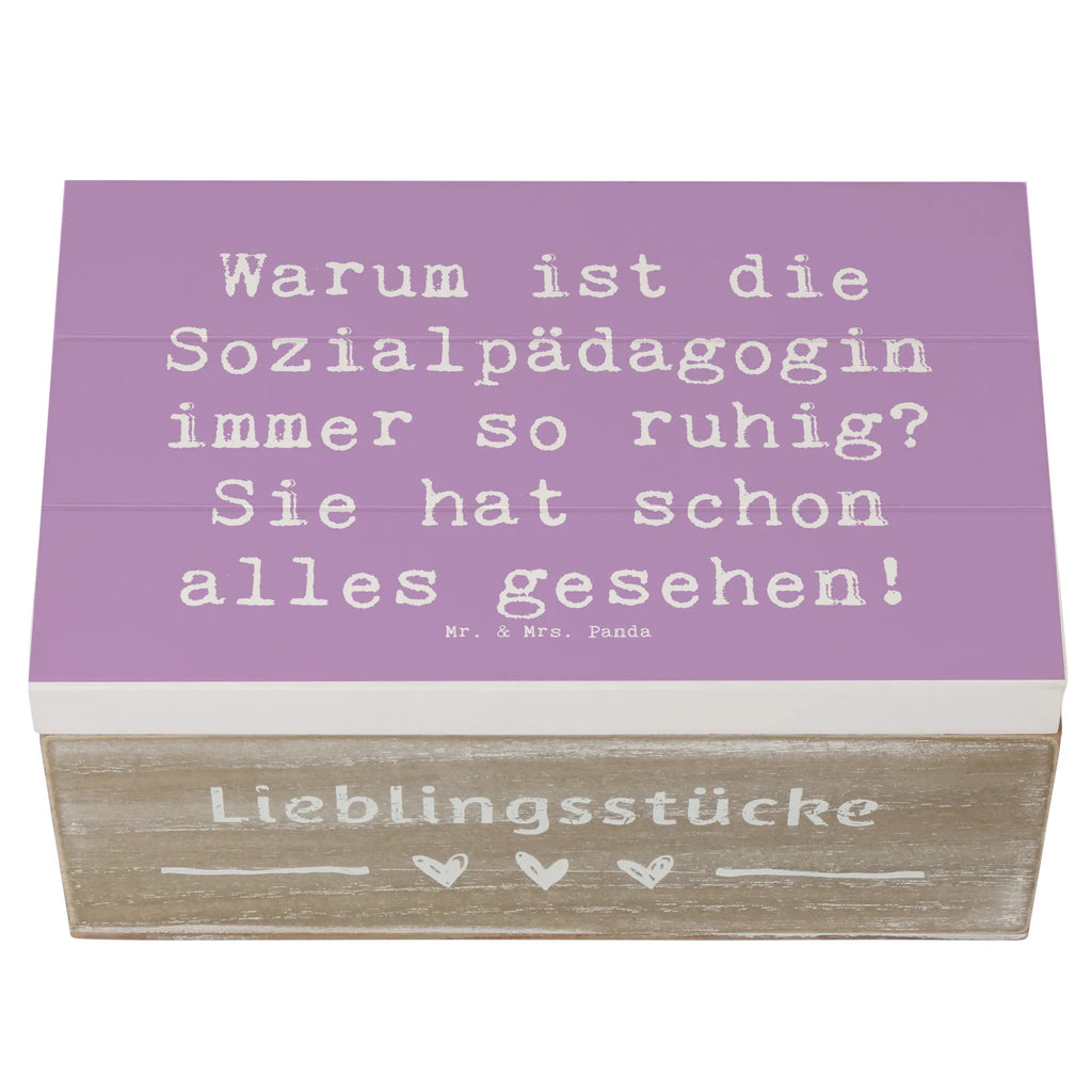 Holzkiste Spruch Warum ist die Sozialpädagogin immer so ruhig? Sie hat schon alles gesehen! Holzkiste, Kiste, Schatzkiste, Truhe, Schatulle, XXL, Erinnerungsbox, Erinnerungskiste, Dekokiste, Aufbewahrungsbox, Geschenkbox, Geschenkdose, Beruf, Ausbildung, Jubiläum, Abschied, Rente, Kollege, Kollegin, Geschenk, Schenken, Arbeitskollege, Mitarbeiter, Firma, Danke, Dankeschön