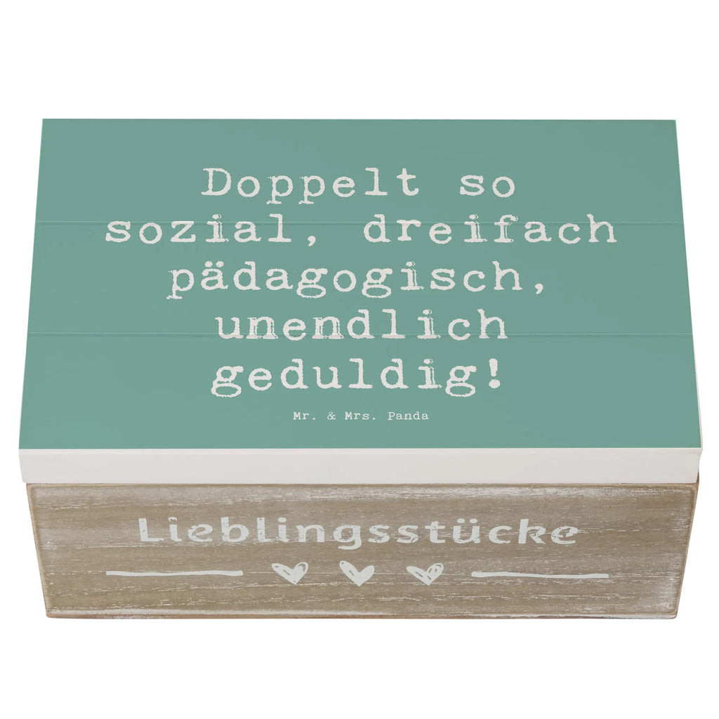 Holzkiste Spruch Doppelt so sozial, dreifach pädagogisch, unendlich geduldig! Holzkiste, Kiste, Schatzkiste, Truhe, Schatulle, XXL, Erinnerungsbox, Erinnerungskiste, Dekokiste, Aufbewahrungsbox, Geschenkbox, Geschenkdose, Beruf, Ausbildung, Jubiläum, Abschied, Rente, Kollege, Kollegin, Geschenk, Schenken, Arbeitskollege, Mitarbeiter, Firma, Danke, Dankeschön