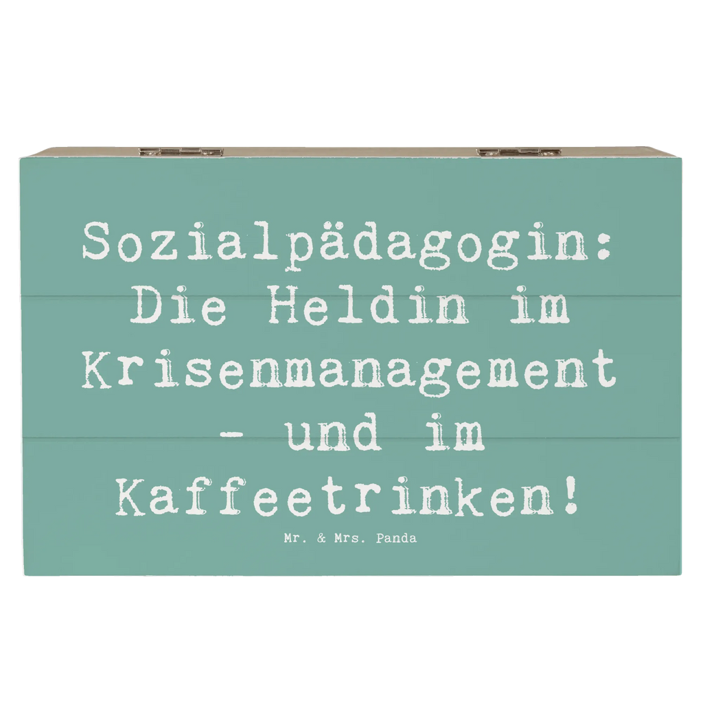 Holzkiste Spruch Sozialpädagogin: Die Heldin im Krisenmanagement - und im Kaffeetrinken! Holzkiste, Kiste, Schatzkiste, Truhe, Schatulle, XXL, Erinnerungsbox, Erinnerungskiste, Dekokiste, Aufbewahrungsbox, Geschenkbox, Geschenkdose, Beruf, Ausbildung, Jubiläum, Abschied, Rente, Kollege, Kollegin, Geschenk, Schenken, Arbeitskollege, Mitarbeiter, Firma, Danke, Dankeschön