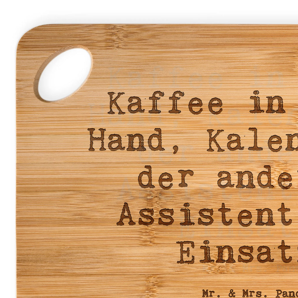 Bambus - Schneidebrett Spruch Kaffee in einer Hand, Kalender in der anderen: Assistentin im Einsatz! Schneidebrett, Holzbrett, Küchenbrett, Frühstücksbrett, Hackbrett, Brett, Holzbrettchen, Servierbrett, Bretter, Holzbretter, Holz Bretter, Schneidebrett Holz, Holzbrett mit Gravur, Schneidbrett, Holzbrett Küche, Holzschneidebrett, Beruf, Ausbildung, Jubiläum, Abschied, Rente, Kollege, Kollegin, Geschenk, Schenken, Arbeitskollege, Mitarbeiter, Firma, Danke, Dankeschön