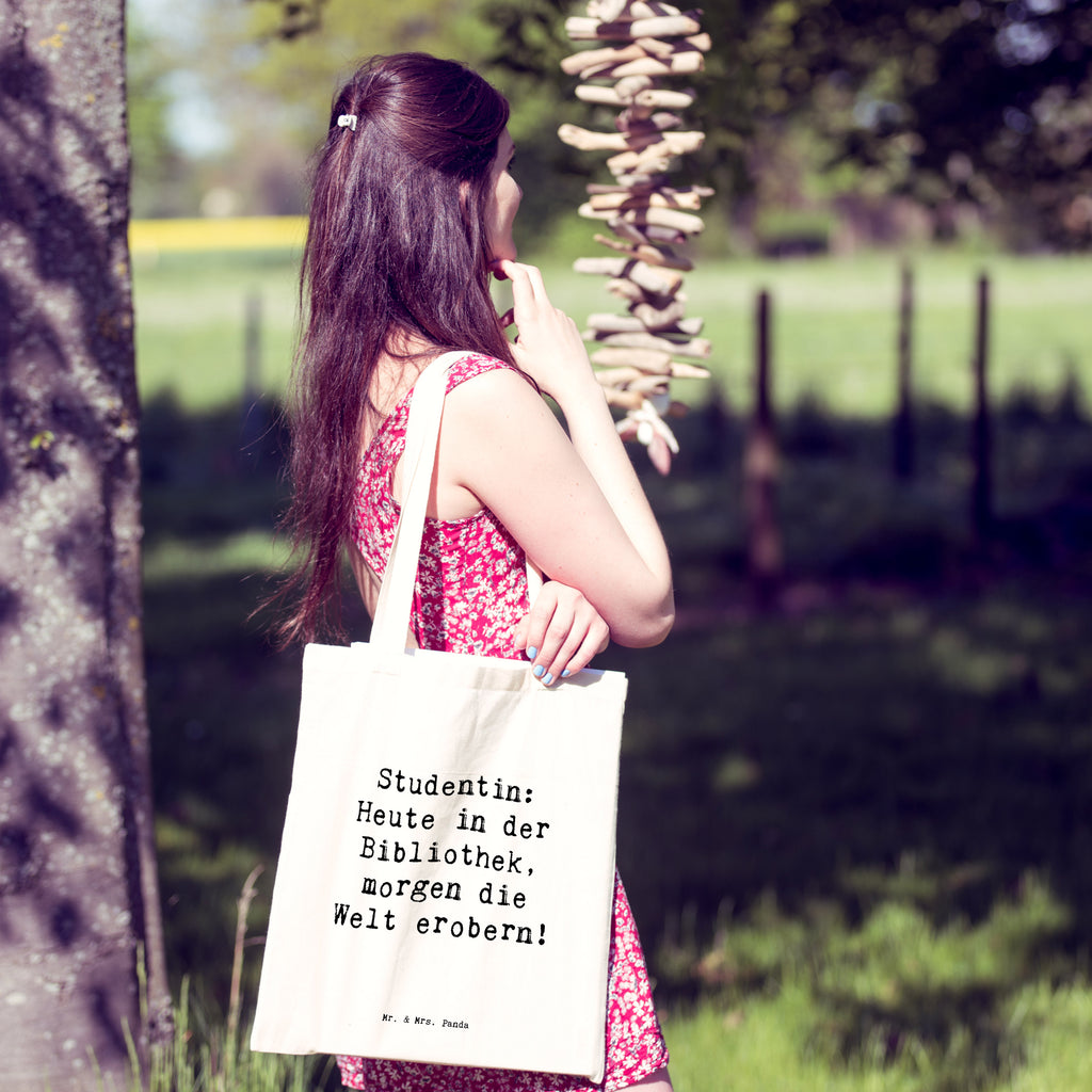 Tragetasche Spruch Studentin: Heute in der Bibliothek, morgen die Welt erobern! Beuteltasche, Beutel, Einkaufstasche, Jutebeutel, Stoffbeutel, Tasche, Shopper, Umhängetasche, Strandtasche, Schultertasche, Stofftasche, Tragetasche, Badetasche, Jutetasche, Einkaufstüte, Laptoptasche, Beruf, Ausbildung, Jubiläum, Abschied, Rente, Kollege, Kollegin, Geschenk, Schenken, Arbeitskollege, Mitarbeiter, Firma, Danke, Dankeschön