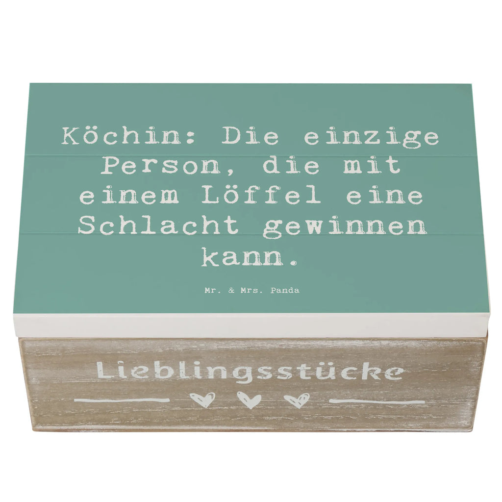 Holzkiste Spruch Köchin: Die einzige Person, die mit einem Löffel eine Schlacht gewinnen kann. Holzkiste, Kiste, Schatzkiste, Truhe, Schatulle, XXL, Erinnerungsbox, Erinnerungskiste, Dekokiste, Aufbewahrungsbox, Geschenkbox, Geschenkdose, Beruf, Ausbildung, Jubiläum, Abschied, Rente, Kollege, Kollegin, Geschenk, Schenken, Arbeitskollege, Mitarbeiter, Firma, Danke, Dankeschön