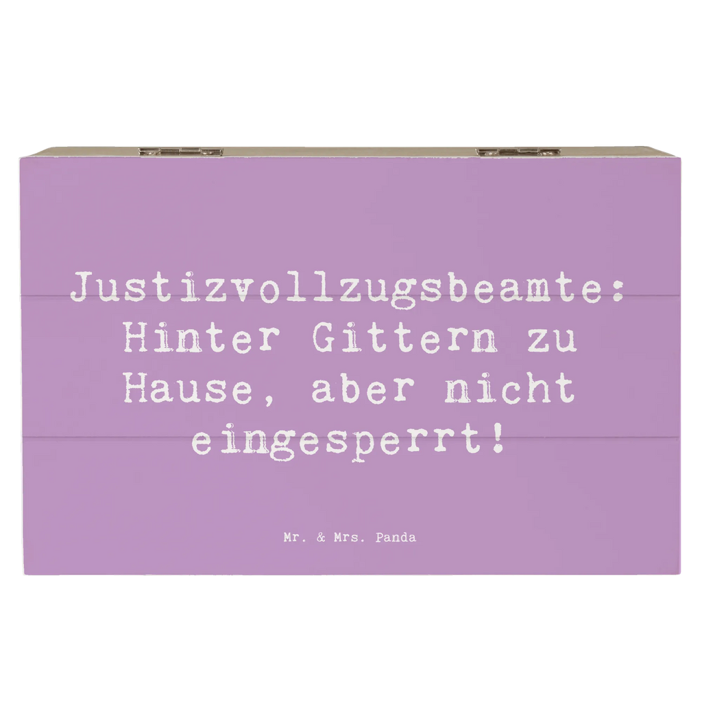 Holzkiste Spruch Justizvollzugsbeamte: Hinter Gittern zu Hause, aber nicht eingesperrt! Holzkiste, Kiste, Schatzkiste, Truhe, Schatulle, XXL, Erinnerungsbox, Erinnerungskiste, Dekokiste, Aufbewahrungsbox, Geschenkbox, Geschenkdose, Beruf, Ausbildung, Jubiläum, Abschied, Rente, Kollege, Kollegin, Geschenk, Schenken, Arbeitskollege, Mitarbeiter, Firma, Danke, Dankeschön