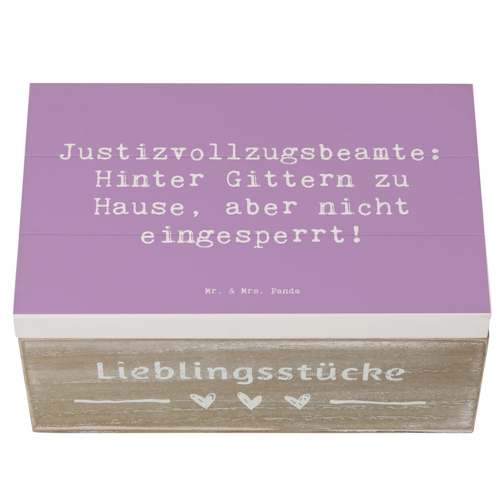 Holzkiste Spruch Justizvollzugsbeamte: Hinter Gittern zu Hause, aber nicht eingesperrt! Holzkiste, Kiste, Schatzkiste, Truhe, Schatulle, XXL, Erinnerungsbox, Erinnerungskiste, Dekokiste, Aufbewahrungsbox, Geschenkbox, Geschenkdose, Beruf, Ausbildung, Jubiläum, Abschied, Rente, Kollege, Kollegin, Geschenk, Schenken, Arbeitskollege, Mitarbeiter, Firma, Danke, Dankeschön