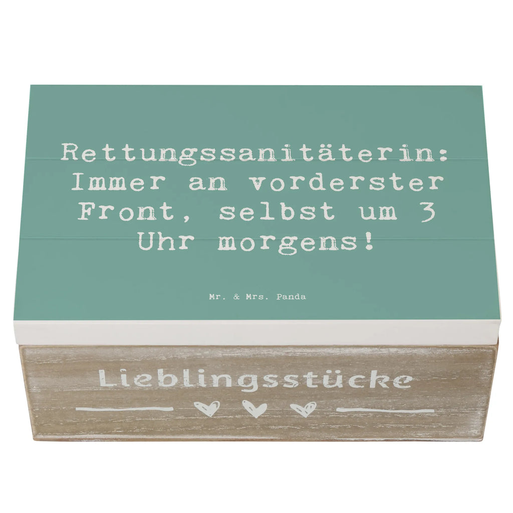 Holzkiste Spruch Rettungssanitäterin: Immer an vorderster Front, selbst um 3 Uhr morgens! Holzkiste, Kiste, Schatzkiste, Truhe, Schatulle, XXL, Erinnerungsbox, Erinnerungskiste, Dekokiste, Aufbewahrungsbox, Geschenkbox, Geschenkdose, Beruf, Ausbildung, Jubiläum, Abschied, Rente, Kollege, Kollegin, Geschenk, Schenken, Arbeitskollege, Mitarbeiter, Firma, Danke, Dankeschön