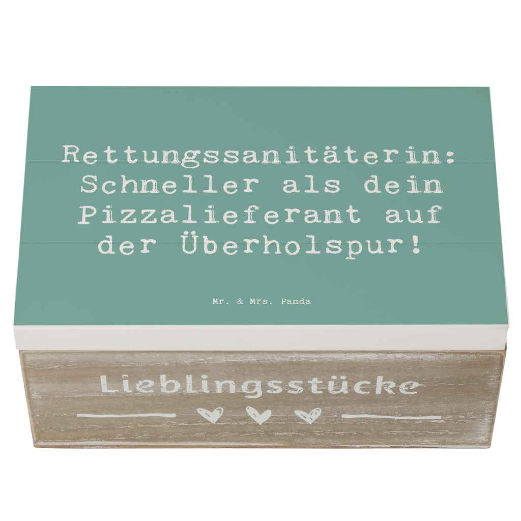 Holzkiste Spruch Rettungssanitäterin: Schneller als dein Pizzalieferant auf der Überholspur! Holzkiste, Kiste, Schatzkiste, Truhe, Schatulle, XXL, Erinnerungsbox, Erinnerungskiste, Dekokiste, Aufbewahrungsbox, Geschenkbox, Geschenkdose, Beruf, Ausbildung, Jubiläum, Abschied, Rente, Kollege, Kollegin, Geschenk, Schenken, Arbeitskollege, Mitarbeiter, Firma, Danke, Dankeschön