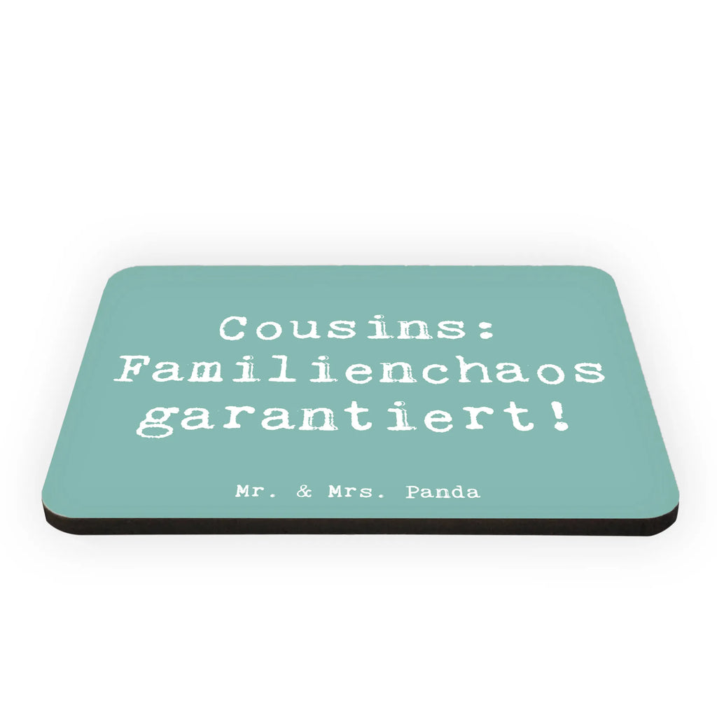 Magnet Spruch Cousin Abenteuer Kühlschrankmagnet, Pinnwandmagnet, Souvenir Magnet, Motivmagnete, Dekomagnet, Whiteboard Magnet, Notiz Magnet, Kühlschrank Dekoration, Familie, Vatertag, Muttertag, Bruder, Schwester, Mama, Papa, Oma, Opa